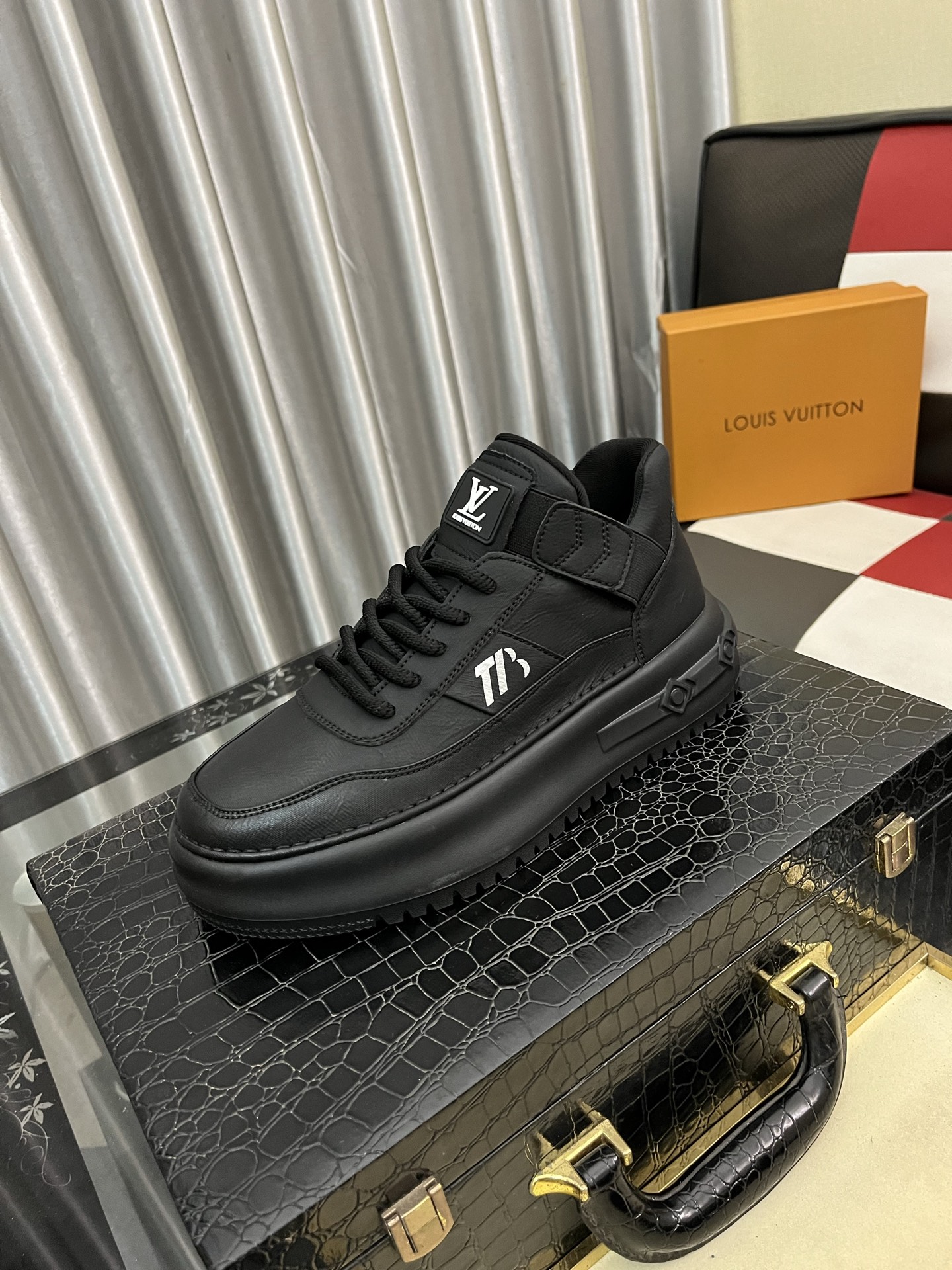 NO:664152,'Loui* Vuitto*' LV's new Gaobang sports and casual shoes, imported first-layer cowhide and imported sheepskin lining, are high-end and comfortable, and the original outsole is light and wear-resistant!  Purely handmade, details determine quality!  Sizes 38-442 colors available, louis vuitton, louis vuitton, cowhide, sheepskin19860909《Loui* Vuitto*》LV新款高邦运动休闲鞋 进口头层牛皮进口羊皮内里高档舒适,原版大底轻盈耐磨！纯手工制作,细节决定品质！码数38-442色可选,,louis vuitton,louis vuitton,cowhide,sheepskin,Men's shoes