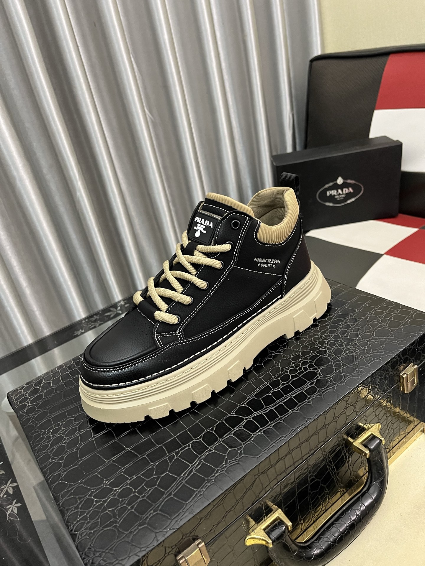 NO:664155,'Prada PRADA*' latest popular casual shoes, top brand [seduce] luxury~purchase, top~quality. [Strong] The upper is made of imported breathable cowhide with fabric material and breathable sheepskin feet () fine workmanship. The original style is stylish, soft rubber and wear-resistant, code: 38-44,, prada, prada, cowhide, sheepskin19860909《 普拉达PRADA* 》最新爆款休闲鞋,顶端品牌[勾引]奢侈～代购,顶级～质量.[强]鞋面選用进口透气牛皮搭配布料材质透气羊皮垫脚（）精细做工.原版个性时尚柔软橡膠耐磨,码: 38-44,,prada,prada,cowhide,sheepskin,Men's shoes