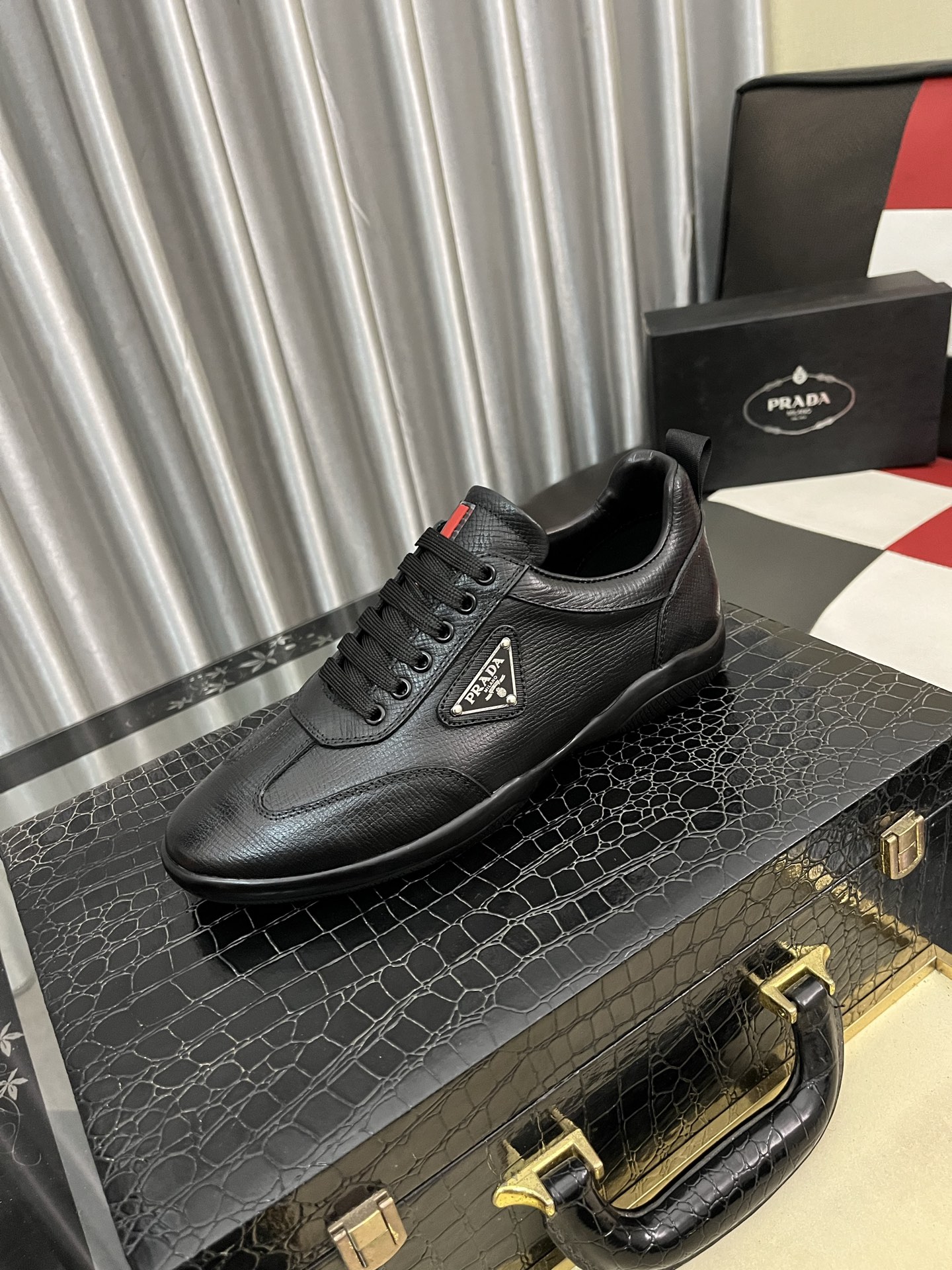 NO:664121,Prad* Prada men's high-end boutique, simple casual sports shoes, this model is made of leather and nylon, forming an unexpected texture contrast. Special tonal craftsmanship creates a unique design, the upper is decorated with an enamel metal triangle logo, simple and refined, supplemented by elements inspired by the iconic Symbole pattern. Number of colors available: 38-443, prada, prada, sneakers19860909Prad*普拉达男士高端精品,简约休闲运动鞋,这款选用皮革和尼龙打造,形成出其不意的纹理对比.特别的同色调工艺打造别致设计,鞋面饰涂珐琅金属三角形徽标,简约精致,辅以灵感源自标志性Symbole图案的元素码数38-443色可选,,prada,prada,sneakers,Men's shoes