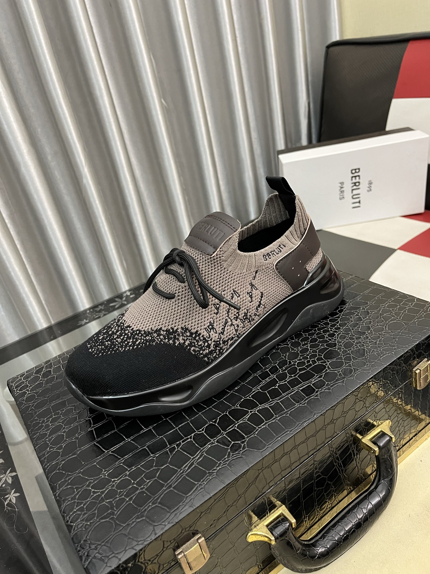 NO:955741,Berluti men's high-top sports casual shoes. The material is made of original frosted first-layer cowhide. High-end cowhide lining | Strong contrasting colors highlight the lines of the upper | Ming palladium-plated eyelets | Internal padded heel | Original private mold TPU foam outsole Size 38-46,,cowhide19860909Berluti布鲁提男士高帮运动休闲鞋 面料采用原版磨砂头层牛皮高端牛皮内里 ｜强烈对比色调突出鞋面线条感｜明镀钯孔眼｜内部衬垫鞋跟｜原版私模TPU发泡大底 Size38-46,,cowhide,Men's shoes