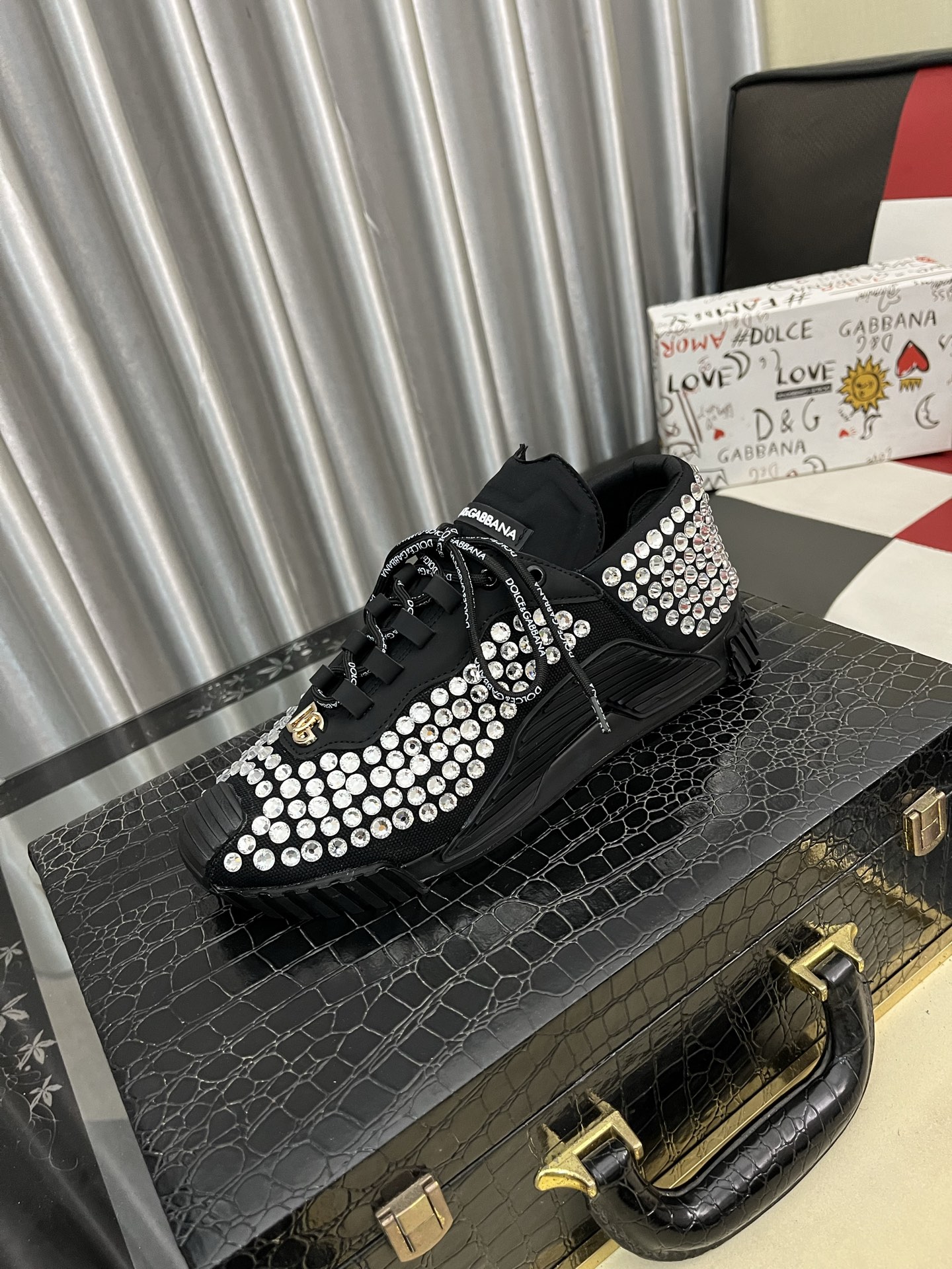 NO:953738,[DG~] Casual shoes for couples 2025z cabinet simultaneous sale Code number: 36-44 # 2 colors The upper is made of multi-material spliced ​​mesh lining, which is comfortable and breathable. The original sole is comfortable and wear-resistant. The real thing is better when photographed in person.19860909【DG～】情侣装休闲鞋 2025z柜同步发售 码数:36-44 # 2个颜色鞋面选用多材质拼接网布内里,舒适透气,鞋底原版舒适耐磨大底,实物拍摄实物更赞,,Men's shoes