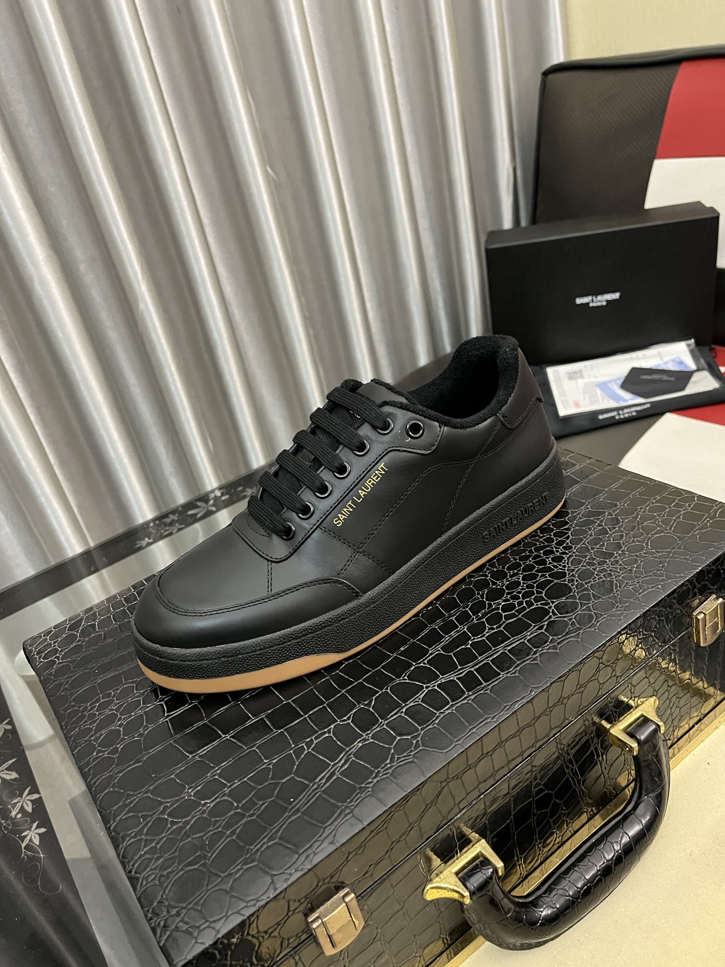 NO:665073,SAINT LAURENT Saint Laurent's latest casual shoes, white shoes that many celebrities and fashion bloggers have planted. The same style as Park Chae-young's rose. Simple thick-soled design. The YSL brand logo is stamped on the outside of the shoe in gold. It is highly recognizable and full of high-end. It is simple and casual with jeans, skirts and casual pants. They are so good-looking and versatile. The casual shoes preferred by the current old money style. Imported calfskin upper, terry cloth lining, original molded outsole. Size 38-444 colors are available. Saint Laurent  laurent,saint laurent,saint laurent,skirts,jeans,cowhide19860909SAINT LAURENT圣罗兰最新休闲鞋 小白鞋超多明星时尚博主种草 朴彩英rose同款 简约厚底设计 鞋身外侧压YSL品牌logo金色标志 极具辨识度又充满高级感 简简单单随便搭牛仔裤裙子休闲裤都是那么好看百搭 当下老钱风首选的休闲鞋 鞋面进口小牛皮 内里毛巾布原版开模大底Size38-444色可选,,saint laurent,saint laurent,saint laurent,skirts,jeans,cowhide,Men's shoes