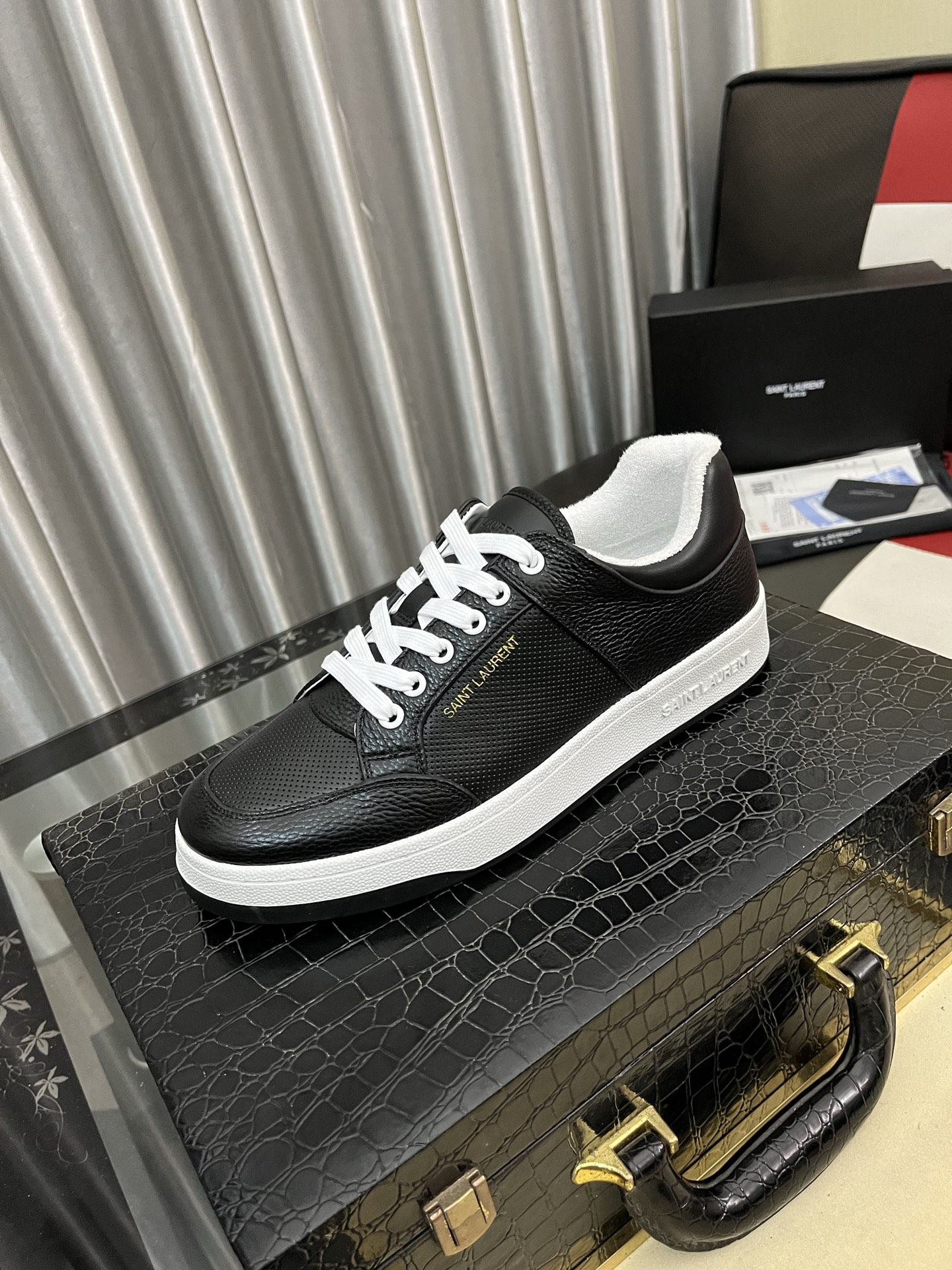 NO:665070,SAINT LAURENT Saint Laurent's latest casual shoes. White shoes that many celebrities and fashion bloggers are planting. The same style as Park Chae-young's rose. Simple thick-soled design. The YSL brand logo is stamped on the outside of the shoe in gold. It is highly recognizable and full of high-end. It is simple and casual with jeans, skirts and casual pants. They are so good-looking and versatile. The casual shoes preferred by the old money style at the moment. Imported calfskin upper, terry cloth lining, original molded outsole. Size 38-447 colors available, saint  laurent,saint laurent,saint laurent,skirts,jeans,cowhide19860909SAINT LAURENT圣罗兰最新休闲鞋 小白鞋超多明星时尚博主种草 朴彩英rose同款 简约厚底设计 鞋身外侧压YSL品牌logo金色标志 极具辨识度又充满高级感 简简单单随便搭牛仔裤裙子休闲裤都是那么好看百搭 当下老钱风首选的休闲鞋 鞋面进口小牛皮 内里毛巾布原版开模大底Size38-447色可选,,saint laurent,saint laurent,saint laurent,skirts,jeans,cowhide,Men's shoes