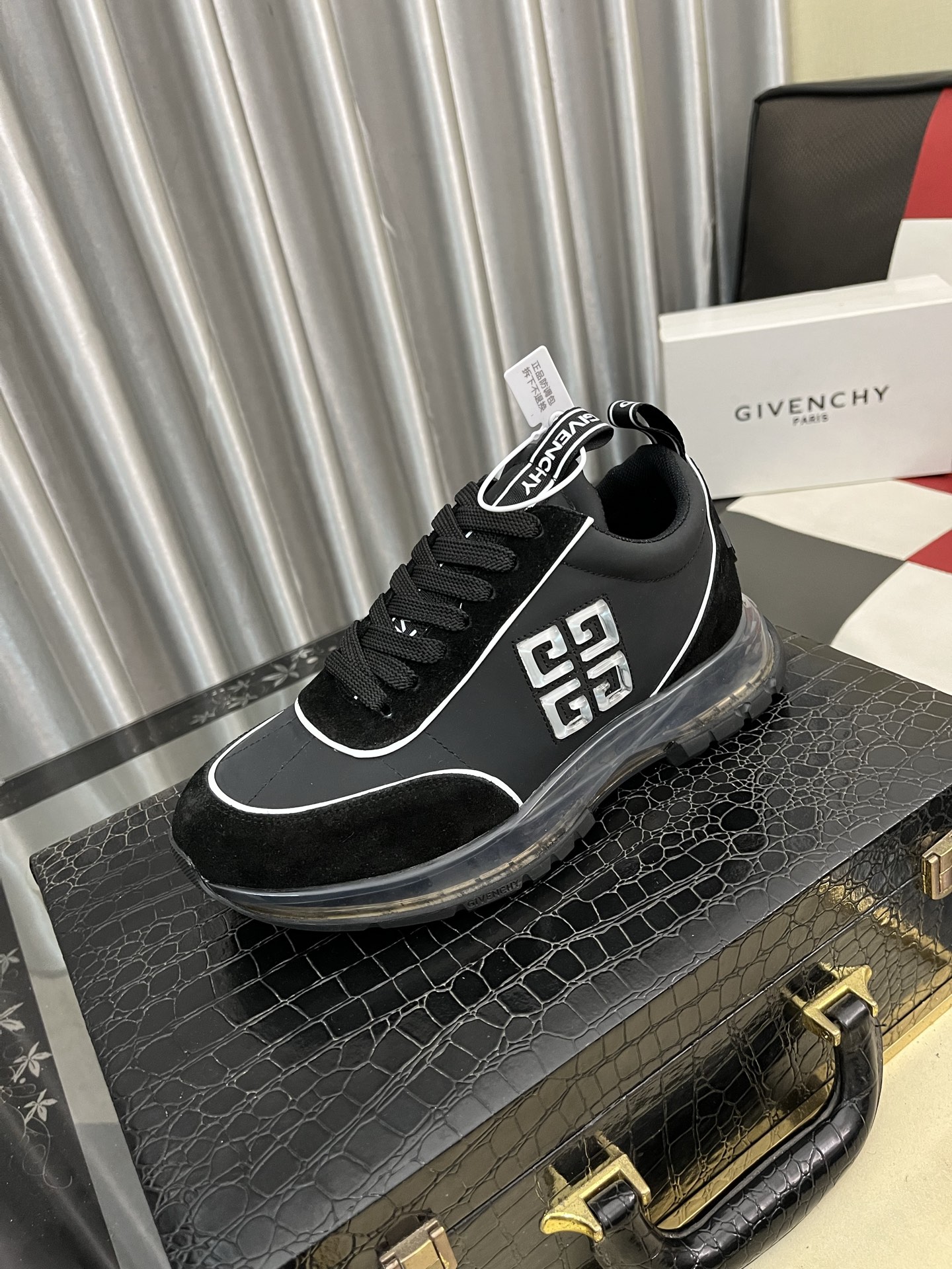 NO:665077,[GIVENCHY] Givenchy men's new sports and casual shoes, upper; made of cowhide + brand totem cloth - brand mesh canvas inside, foot pads; water-dyed sheepskin - outsole rubber; two-color molded outsole - super high quality control, fine workmanship (high-end, luxury, grade) -Size 38-44,,givenchy,givenchy,cowhide,sheepskin19860909【GIVENCHY】纪梵希 男士新款运动休闲鞋,鞋面；选用牛皮+品牌图腾布匹 -内里品牌网帆布,垫脚；水染羊皮 -大底橡胶; 双色成型大底 -超高品控·做工精细凸显(高端·贵气·档次) -Size 38-44,,givenchy,givenchy,cowhide,sheepskin,Men's shoes