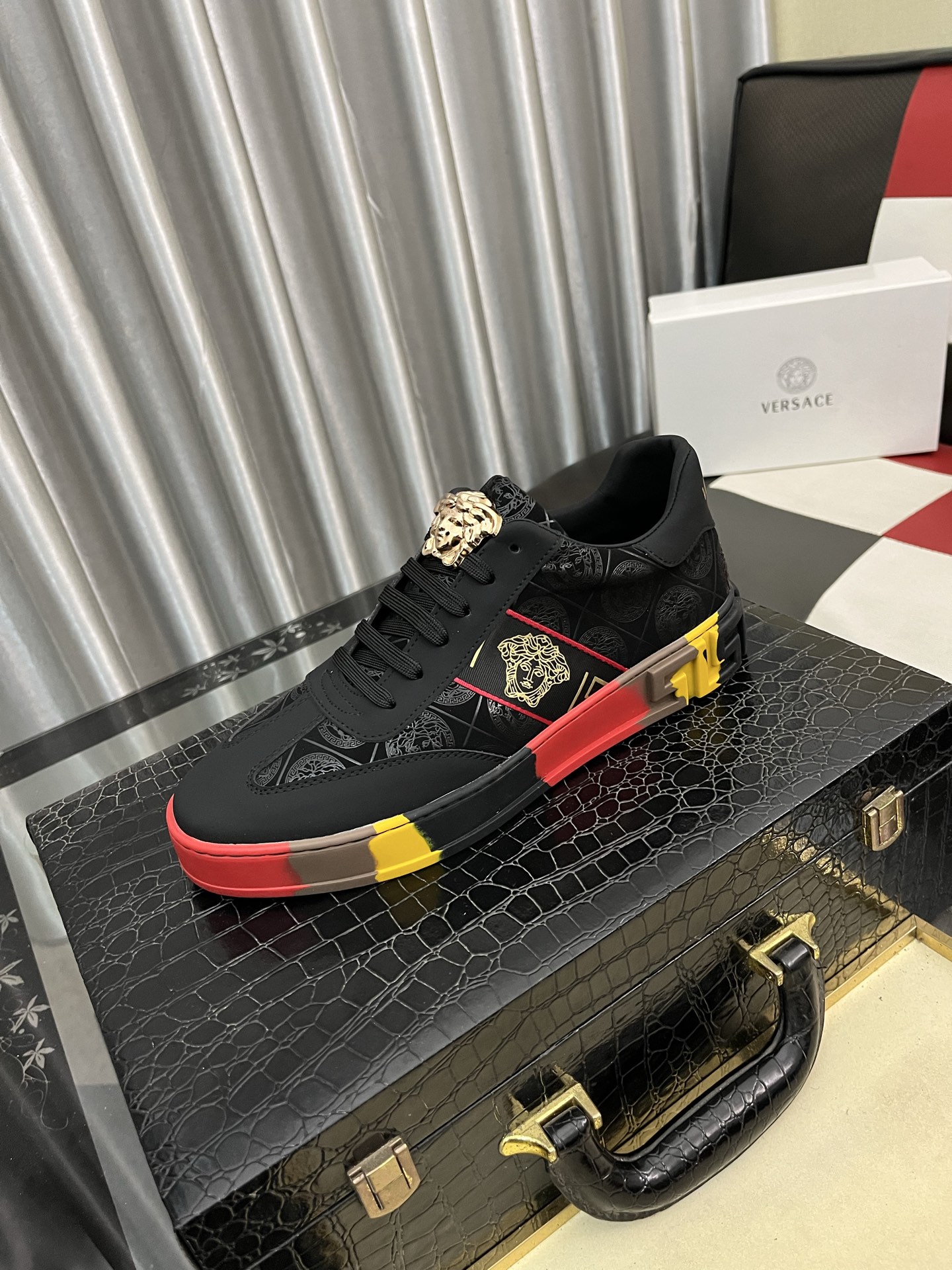 NO:680060,'Versace' men's new latest popular casual shoes, top brand [seduce] luxury [strong] upper is made of imported brand printed fabric + cowhide, breathable lining + pigskin feet () fine workmanship. Personalized fashionable wear-resistant outsole, light and comfortable on the foot, better looking in kind, 38-444 colors available, versace, cowhide19860909《范思哲》 男士新款最新爆款休闲鞋,顶端品牌[勾引]奢侈[强]鞋面選用进口品牌印花面料+牛皮,透气内里+猪皮垫脚（）精细做工.个性时尚耐磨大底,上脚轻巧舒适,實物更好看,38-444色可选,,versace,cowhide,Men's shoes