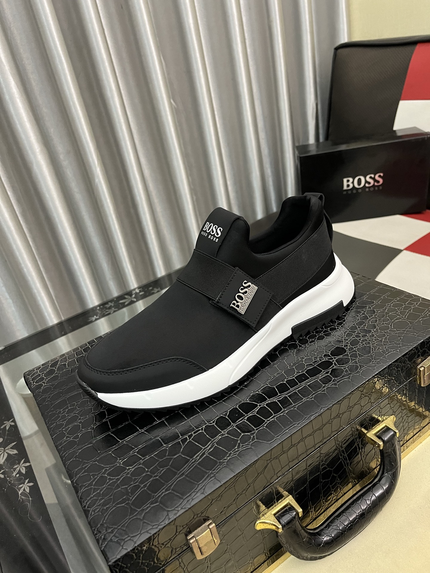 NO:680073,[BOOS] Men's casual shoes are made of imported calfskin uppers, ultra-breathable and comfortable, fine workmanship and high-end atmosphere. They have a fashionable model shape. The foamed transparent wear-resistant outsole is comfortable to wear and worth owning. Available in 38-443 colors, cowhide19860909【BOOS】男鞋休闲鞋原单品质鞋面采用进口小牛皮,超透气舒适内里做工精细,高端大气.有时尚典范造型.发泡透明耐磨大底,穿着舒适,值得拥有.码数38–443色可选,,cowhide,Men's shoes