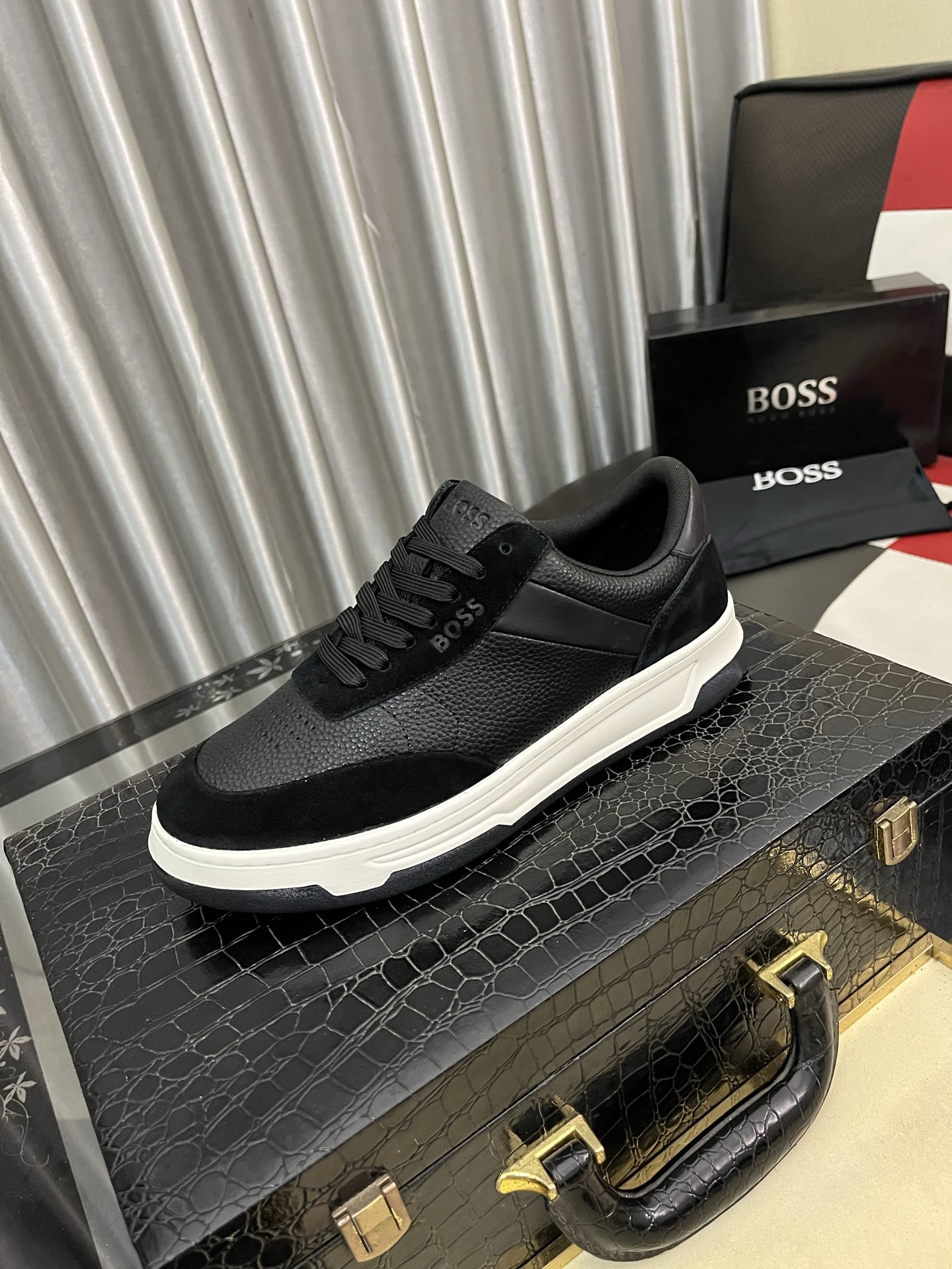 NO:680074,[BOOS] Men's casual shoes are made of imported calfskin uppers, ultra-breathable and comfortable, fine workmanship and high-end atmosphere. They have a fashionable model shape. The foamed transparent wear-resistant outsole is comfortable to wear and worth owning. Available in 38-445 colors, cowhide19860909【BOOS】男鞋休闲鞋原单品质鞋面采用进口小牛皮,超透气舒适内里做工精细,高端大气.有时尚典范造型.发泡透明耐磨大底,穿着舒适,值得拥有.码数38–445色可选,,cowhide,Men's shoes