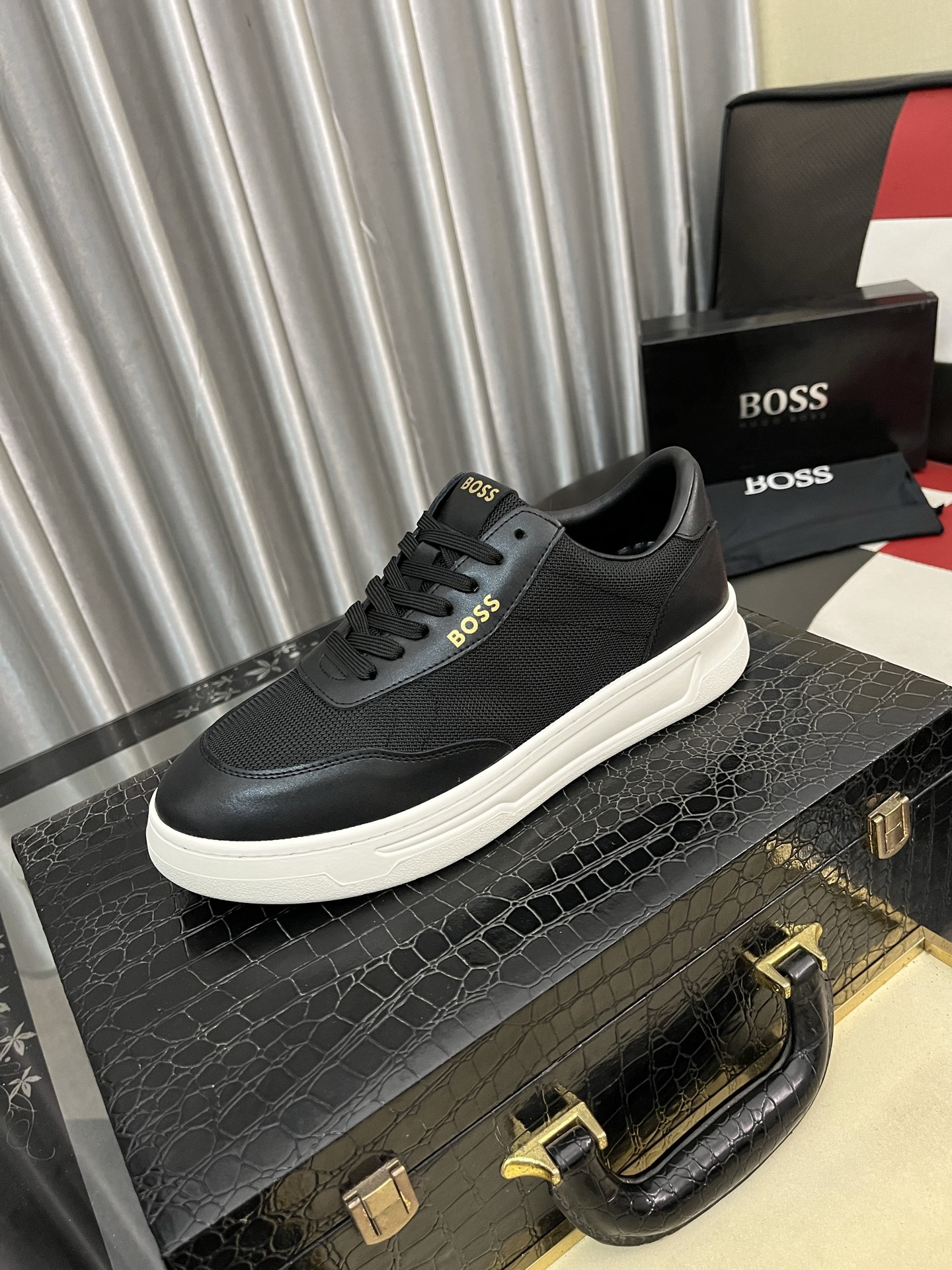 NO:680080,[BOOS] Men's casual shoes are made of imported calfskin uppers, ultra-breathable and comfortable, fine workmanship and high-end atmosphere. They have a fashionable model shape. The foamed transparent wear-resistant outsole is comfortable to wear and worth owning. Available in 38-443 colors, cowhide19860909【BOOS】男鞋休闲鞋原单品质鞋面采用进口小牛皮,超透气舒适内里做工精细,高端大气.有时尚典范造型.发泡透明耐磨大底,穿着舒适,值得拥有.码数38–443色可选,,cowhide,Men's shoes