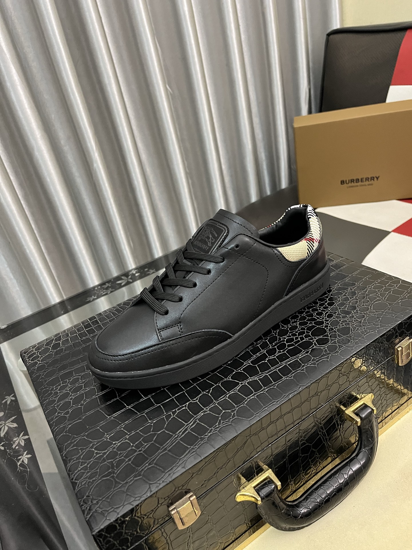 NO:744388,Burberry's main popular model, casual men's shoes, are made of breathable sheep linings spliced ​​with imported cowhide and privately polished rubber outsole. They are wear-resistant, lightweight, and the overall design is harmonious and unified without lacking personality. You deserve it!  Sizes 38 to 44. 3 colors available, burberry, cowhide19860909巴宝莉主推爆款 ,休闲男鞋,采用进口牛皮拼接而成透气羊里,私磨橡胶大底,耐磨,轻便,整体设计和谐统一又不缺乏个性 你值得拥有！ 尺码38～44.3色可选,,burberry,cowhide,Men's shoes