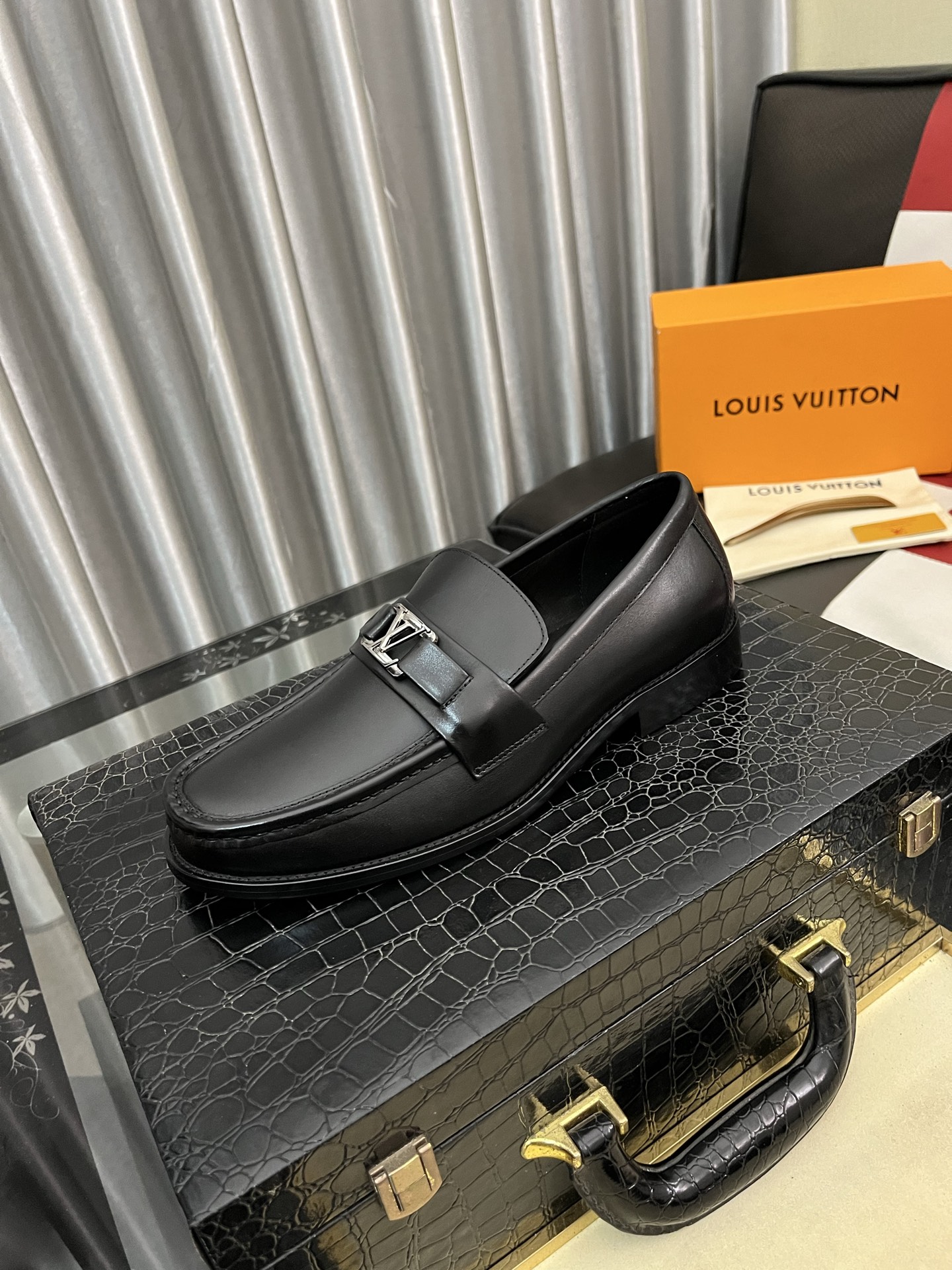 NO:680313,[LV] The most popular classic Louis Vuitton leather shoes. The official website is synchronized. The upper is imported from Italy with embossed and comfortable cowhide lining. It has a fashionable atmosphere and unique brand unique craftsmanship. It highlights the hot style of the new year. Don’t hesitate, don’t hesitate, you have to get it now. Size 38--44.2 colors available, louis vuitton, louis vuitton, cowhide19860909【LV】路易威登皮鞋最火爆的经典之做.官网同步,鞋面采用意大利进口鞋面压纹舒适的牛皮内里,时尚气息,独特品牌独特工艺.彰显了新一年度的爆款风格.别再犹豫,别再徘徊,您也赶紧入手吧.码数38--44.2色可选,,louis vuitton,louis vuitton,cowhide,Men's shoes