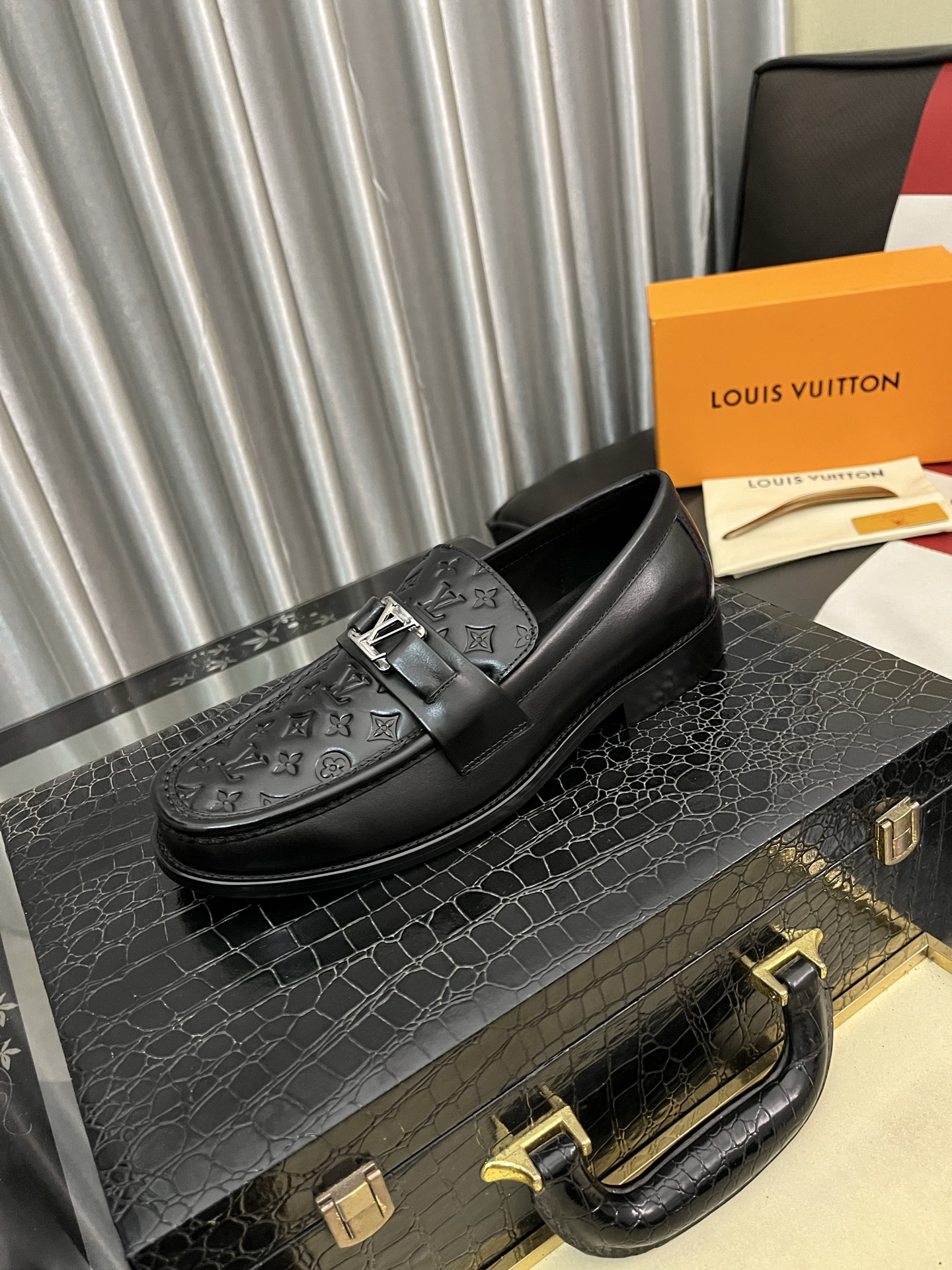 NO:680315,[LV] The most popular classic of Louis Vuitton leather shoes. The official website is synchronized. The upper is imported from Italy with embossed and comfortable cowhide lining. It has a fashionable atmosphere and unique brand unique craftsmanship. It highlights the hot style of the new year. Don’t hesitate, don’t hesitate, you have to get it now. Size 38--44.3 colors available, louis vuitton, louis vuitton, cowhide19860909【LV】路易威登皮鞋最火爆的经典之做.官网同步,鞋面采用意大利进口鞋面压纹舒适的牛皮内里,时尚气息,独特品牌独特工艺.彰显了新一年度的爆款风格.别再犹豫,别再徘徊,您也赶紧入手吧.码数38--44.3色可选,,louis vuitton,louis vuitton,cowhide,Men's shoes