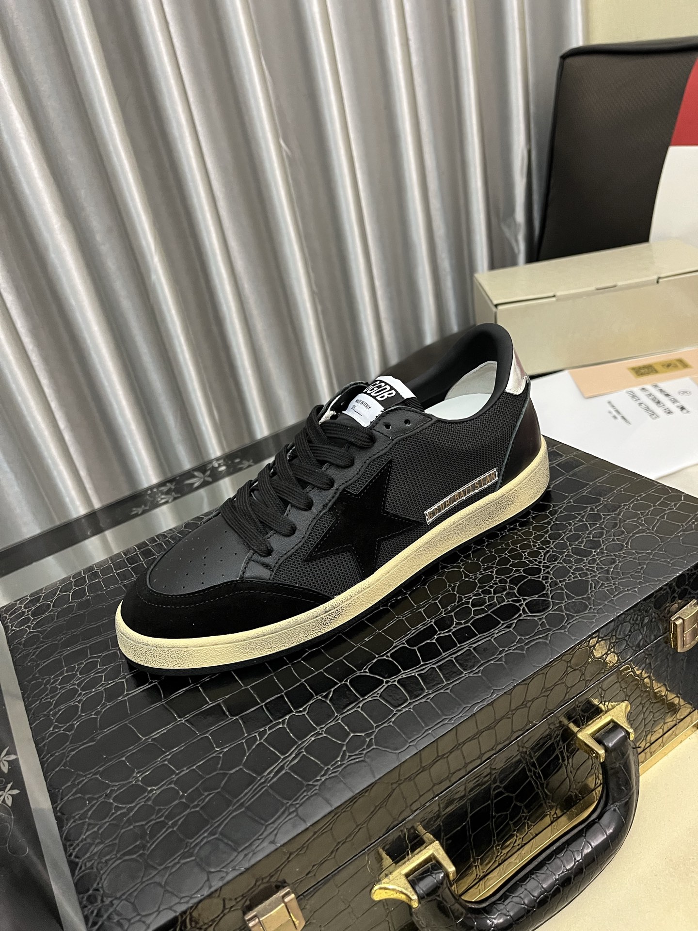 NO:680316,* 25ss spring and summer True-Star made | Japanese thin-soled dirty shoes | Original purchasing agent level - Warm white Material and craftsmanship Original nappa leather/suede leather Leather lining Two-color mountaineering style shoelaces Hand-made distressed crafts Star pattern on the side Open-molded rubber outsole size 36-45,19860909* 25ss春夏 True-Star 做|日薄底脏脏鞋｜原版购入代购级别 -暖白色 材质与工艺 原版纳帕皮革/绒面皮革 皮革里衬 双色登山风格鞋带 手工做旧工艺 侧面饰以星星图案 开模橡胶大底 size36-45,,Men's shoes