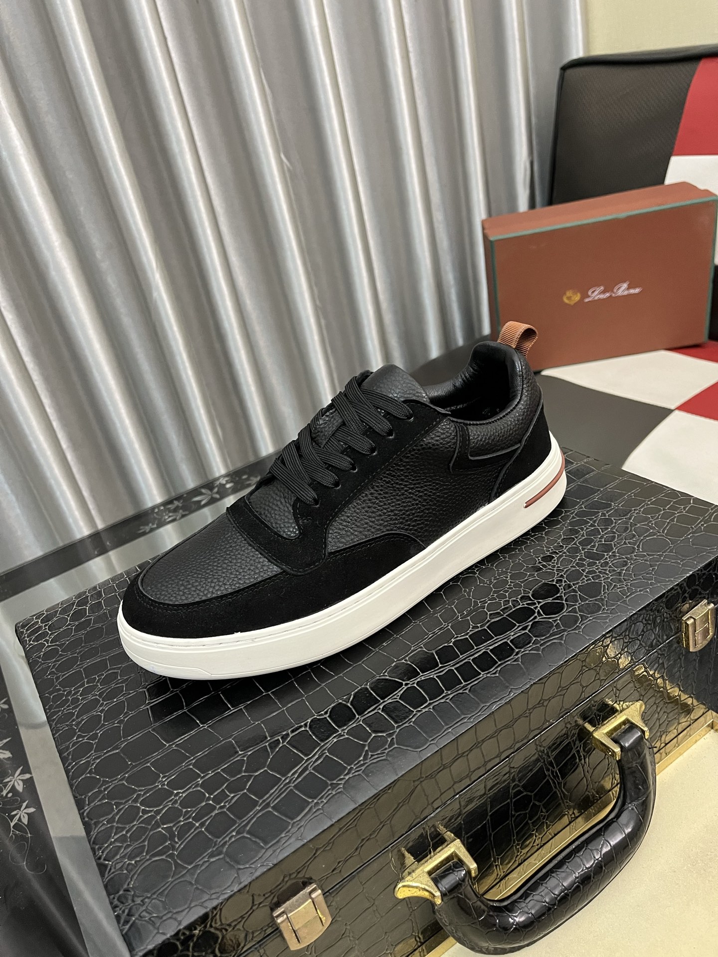 NO:704827,Lor* Pian*—Lor* Pianya LP classic model, men's lace-up casual shoes, original imported calfskin, original sheepskin lining. Suitable for outdoor leisure, the color scheme is young and energetic, and it looks great with sportswear or casual suits!  Sizes 38-444 colors available, loro piana, business suit, cowhide, sheepskin19860909Lor* Pian* —诺优翩雅 LP 经典款,男士系带休闲鞋,原版进口小牛皮,原版羊皮内里.户外休闲均可,配色年轻又有活力,搭配运动装或休闲西装都超赞！ 码数38-444色可选,,loro piana,business suit,cowhide,sheepskin,Men's shoes