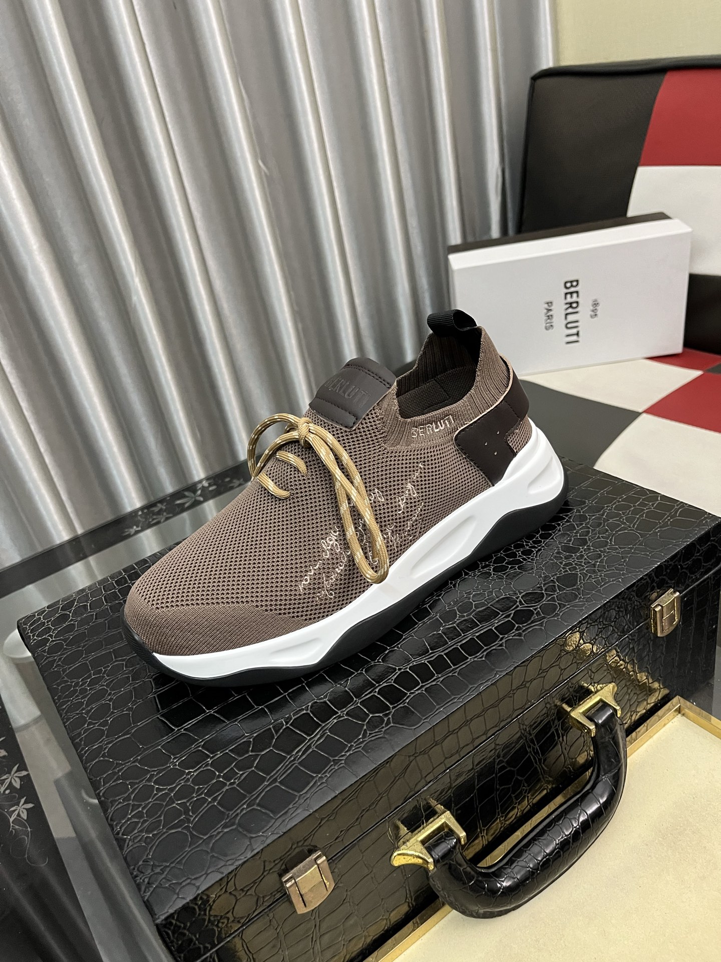 NO:955751,Berlut* France's top men's shoe, the Berluti brand breaks away from convention in its debut and launches a new Edge shoe last. This model is hand-made with exquisite and fashionable fly-woven cowhide, water-dyed cowhide lining, and the original color-blocked light and wear-resistant rubber sole; this bold improvement of the iconic shoe last is of great significance for its unique shape and edge width creative work. On Alessandro shoes, this sharp-edged silhouette is transformed by Kris' bold and professional new Cloudy  Dyeing makes it look more see-through, classic and fashionable!  Size38-46,,cowhide19860909Berlut*布鲁提法国顶级男鞋,Berluti品牌的首秀中打破常规,推出全新的Edge鞋楦.这款更是在飞织配牛皮上加入手精致时髦,水染牛皮内里,原版拼色轻便耐磨橡胶底；标志性鞋楦的这种大胆改良,对于其独特形状和边宽创意工作意义重大. 在Alessandro鞋履上,这种棱角分明的轮廓经Kris大胆专业的全新Cloudy 染色显得更有透视感,经典时尚！Size38-46,,cowhide,Men's shoes