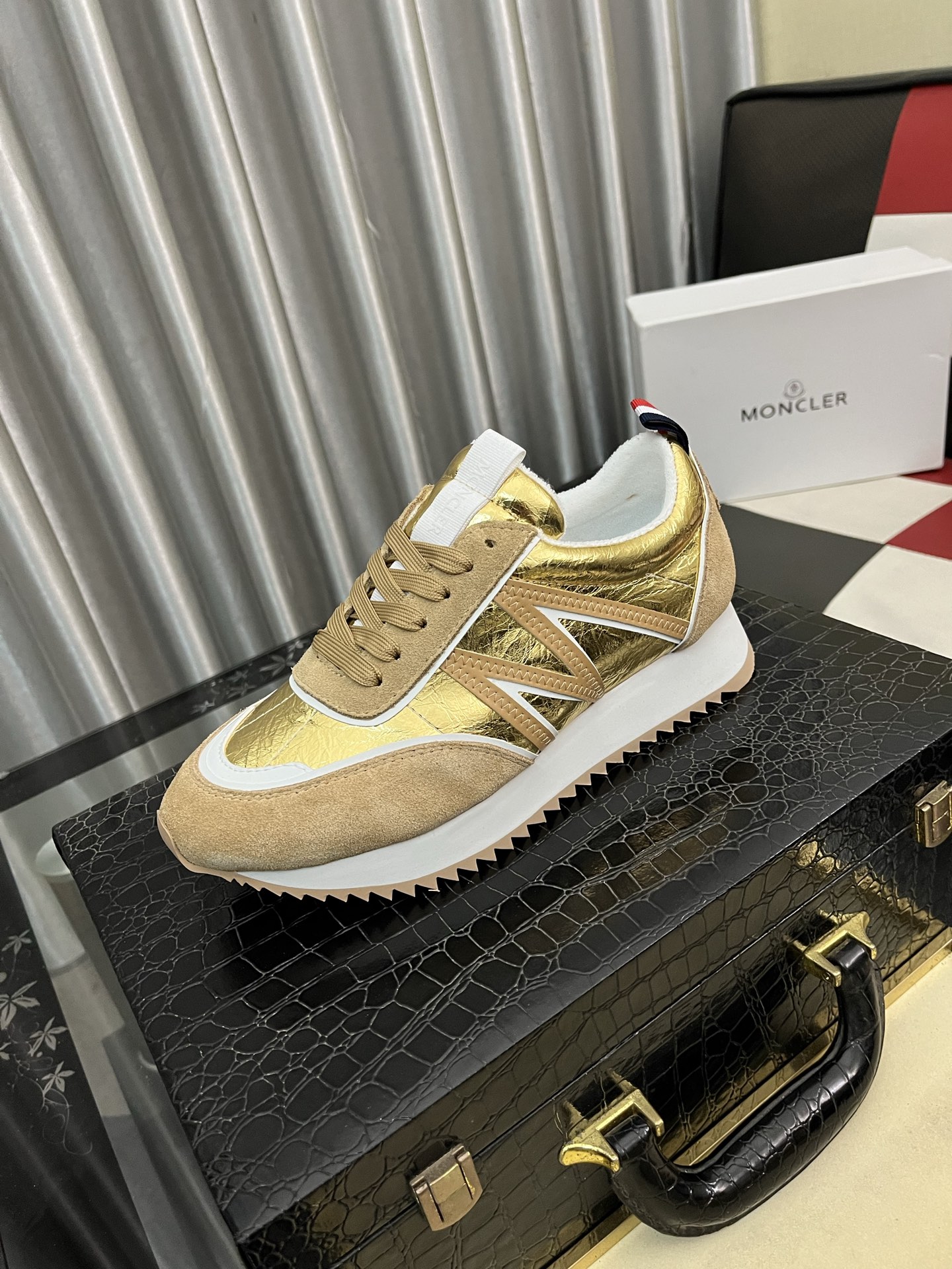 NO:953726,Moncler Mouth Mouth 2025 Men's Winter, imported breathable mesh, neoprene, made of various materials, the upper is designed with shoelaces and rubber inserts, and the Moncler logo on the heel. The outsole is made of TPU+rubber+high-elastic rubber foam combination, which has high elasticity and high wear resistance, improving comfort. Whether it is the upper or the color design, it is worth buying!  Size36-46,,Moncler19860909Moncler蒙口 2025男士冬季,进口透气网面、氯丁橡胶 各种材质拼接打造,鞋面采用鞋带和橡胶嵌件设计,后跟Moncler标志,大底采用TPU+橡胶+高弹橡胶发泡组合成型,具有高弹性高耐磨性,提高舒适性,无论是鞋面还是颜色设计都值得入手！ Size36-46,,Moncler,Men's shoes