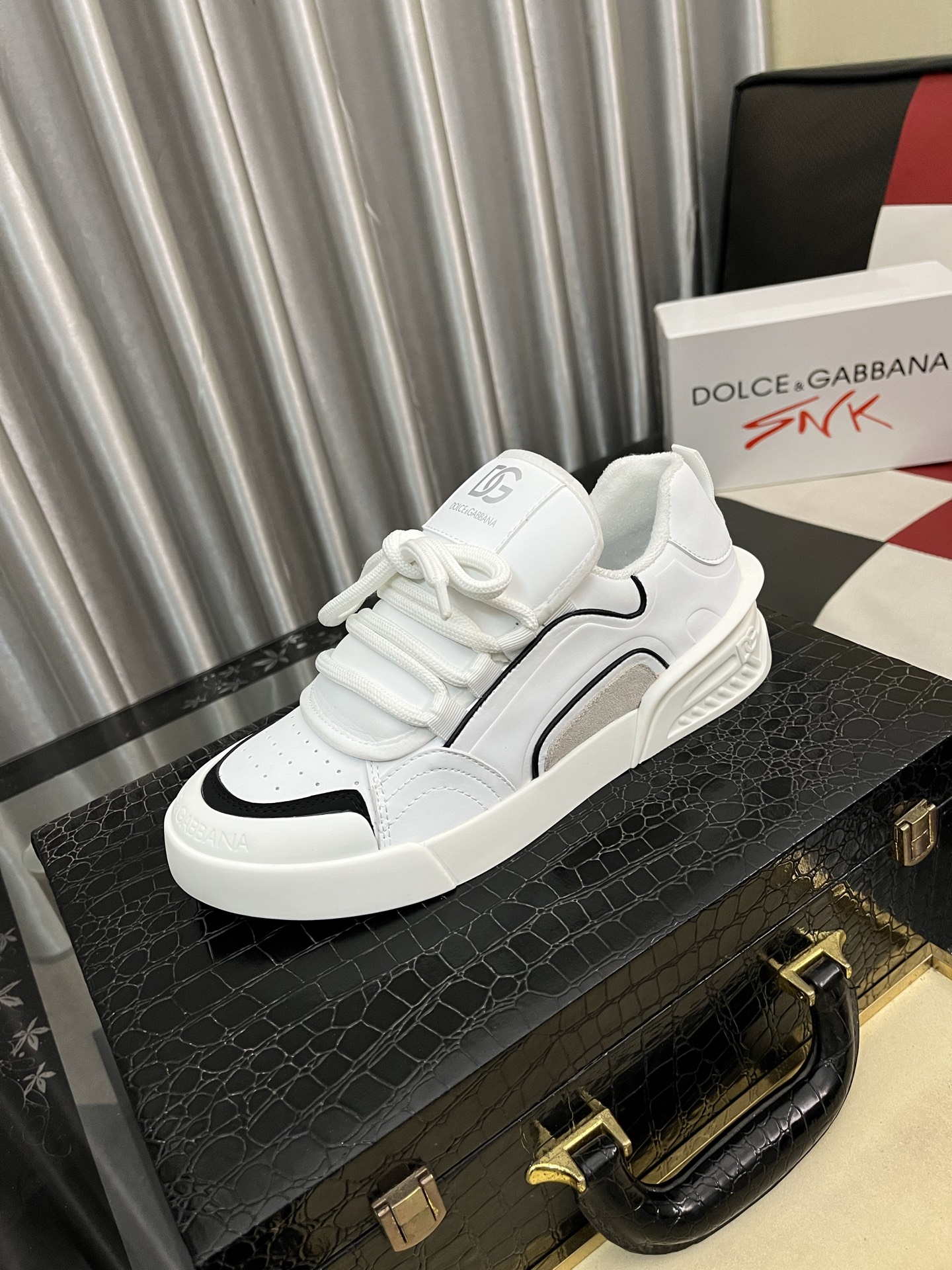 NO:953715,DG-Dolce & Gabbana)'s latest popular casual shoes, the tongue has the brand's iconic details, and the combination of silk cowhide and cow suede enhances the style. Fashionable and versatile, it can add luster to various looks. It creates a unique dynamic and modern exquisite design, showing a modern and elegant style. Size35-46,,Dolce&Gabbana,cowhide19860909DG-杜嘉班纳）最新爆款休闲鞋,鞋舌带有品牌标志性细节,丝绸牛皮与牛反绒相结合提升格调.时尚百搭,可为各式造型增光添彩.塑造独具动感活力与摩登气息的精致设计,尽显现代优雅格调. Size35-46,,Dolce&Gabbana,cowhide,Men's shoes
