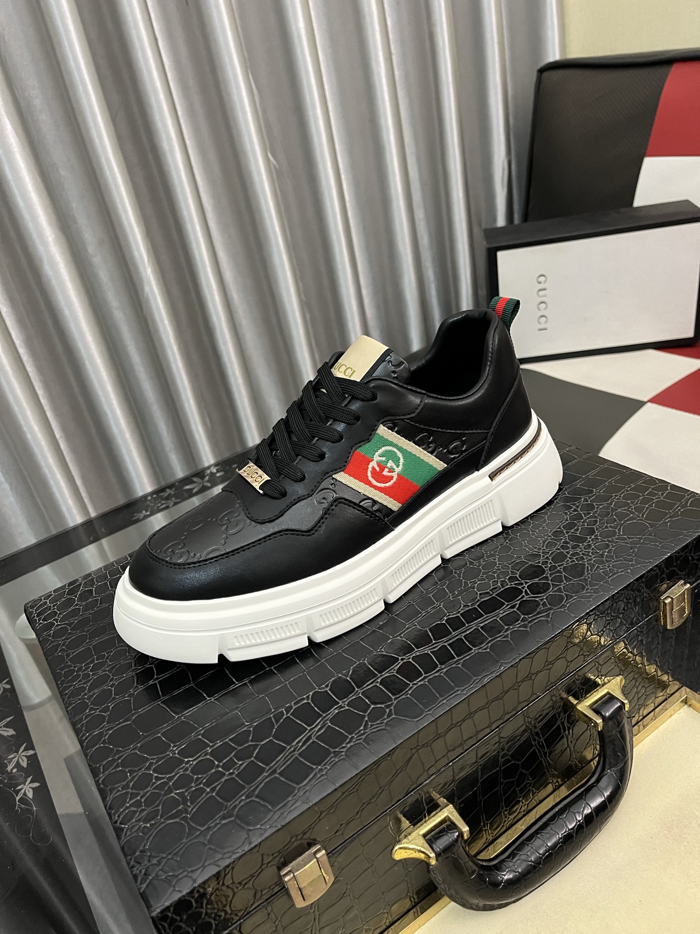 NO:680842,Gucci's new thick-soled casual shoes, the uppers are made of Italian imported first-layer cowhide. The lining is fully imported genuine leather, completely 1:1 replica. The soles are specially provided by the original factory. The exclusive movable molded soles are super comfortable. The original factory and single goods can be entered and exited the counter at will. Welcome to compare. Code number: 38-442 colors available,, cowhide19860909古奇新款厚底休闲鞋,鞋面意大利进口头层牛皮料.全进口真皮内里,完全1比1复刻,鞋底原厂特供原版底,独家活动成型底超级舒适,原厂跟单货,可随意进出专柜,欢迎对比.码数:38-442色可选,,cowhide,Men's shoes