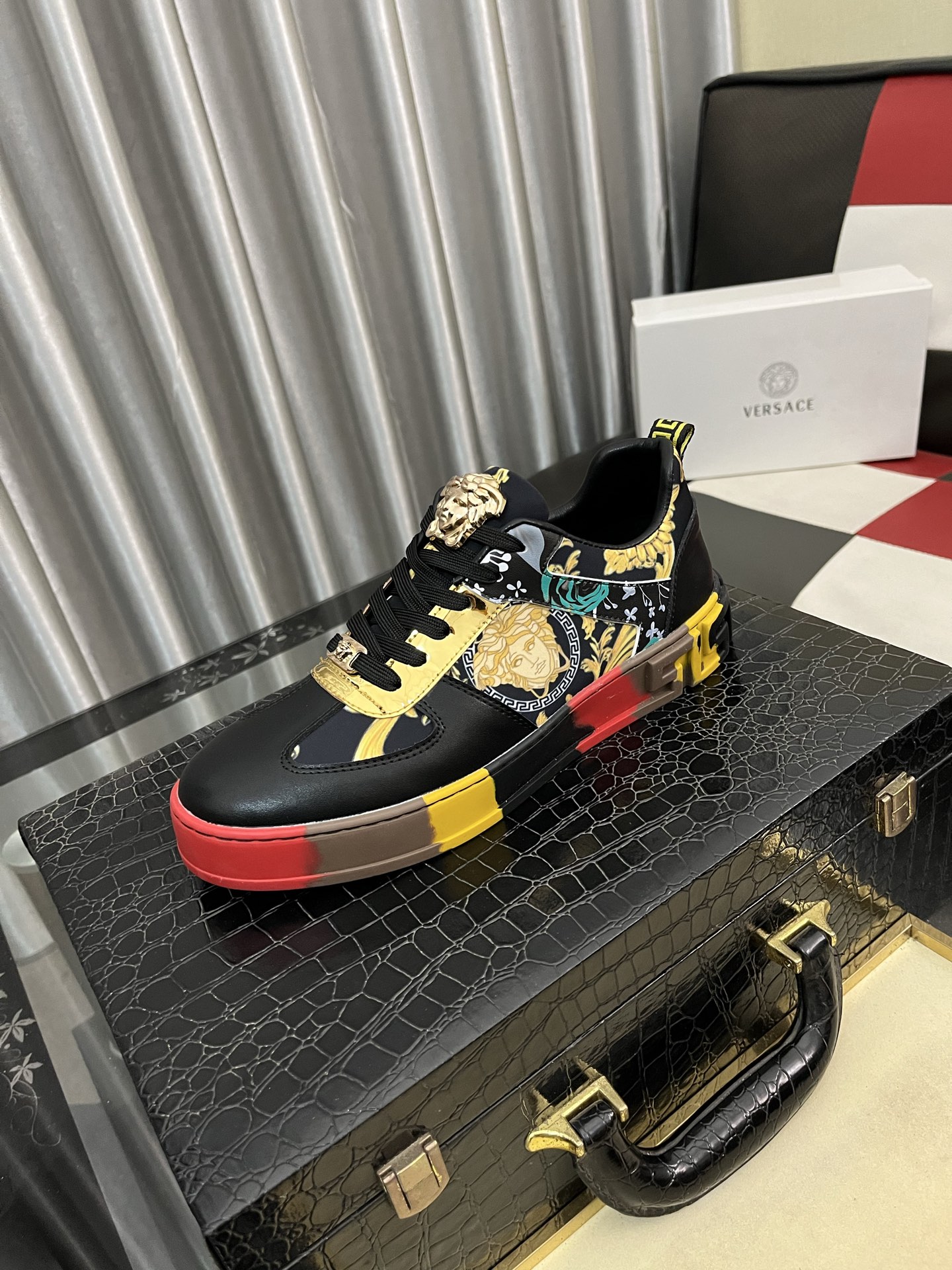 NO:680859,'Versace' men's new latest popular casual shoes, top brand [seduce] luxury [strong] upper is made of imported brand printed fabric + cowhide, breathable lining + pigskin feet () fine workmanship. Personalized fashionable wear-resistant non-slip outsole, light and comfortable on the foot, better looking in kind, 38-442 colors available, versace, cowhide19860909《范思哲》 男士新款最新爆款休闲鞋,顶端品牌[勾引]奢侈[强]鞋面選用进口品牌印花面料+牛皮,透气内里+猪皮垫脚（）精细做工.个性时尚耐磨防滑大底,上脚轻巧舒适,實物更好看,38-442色可选,,versace,cowhide,Men's shoes