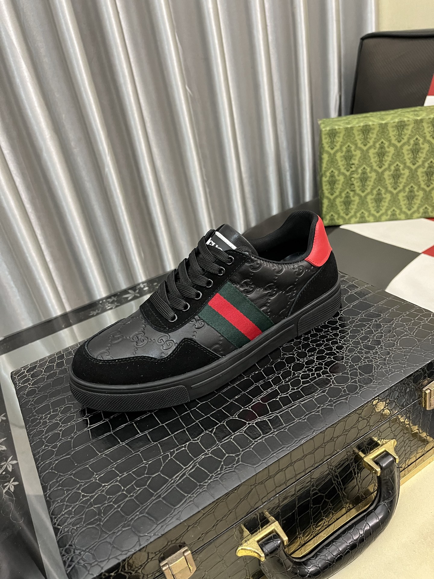 NO:680789,Gucci's new thick-soled casual shoes, uppers are made of Italian imported first-layer cowhide. Fully imported genuine leather lining, completely 1:1 replica, original soles are specially provided by the original factory, exclusive molded soles are super comfortable, original factory single goods, high quality, can be entered and exited at the counter at will, welcome to compare. Code number: 38-442 colors available,,cowhide19860909古奇新款厚底休闲鞋,鞋面意大利进口头层牛皮料.全进口真皮内里,完全1比1复刻,鞋底原厂特供原版底,独家活动成型底超级舒适,原厂跟单货,高品质,可随意进出专柜,欢迎对比.码数:38-442色可选,,cowhide,Men's shoes