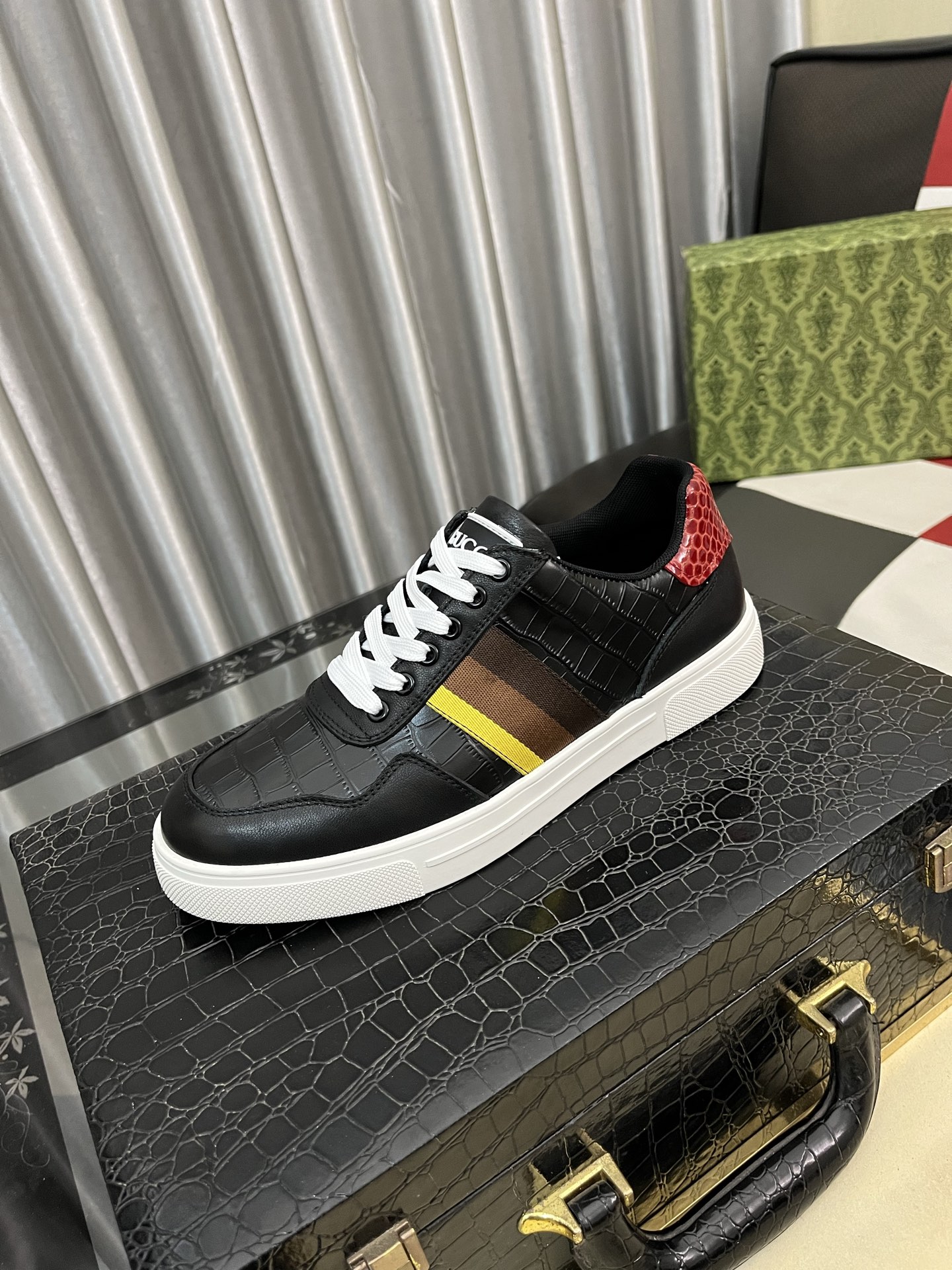 NO:680794,Gucci's new thick-soled casual shoes, uppers imported from Italy, first-layer cowhide material. Fully imported genuine leather lining, completely reproduced 1:1, original soles specially provided by the original factory, exclusive movable molded soles super comfortable, original factory single goods, high quality, can be entered and exited at the counter at will, welcome to compare. Size: 38-44,, cowhide19860909古奇新款厚底休闲鞋,鞋面意大利进口头层牛皮料.全进口真皮内里,完全1比1复刻,鞋底原厂特供原版底,独家活动成型底超级舒适,原厂跟单货,高品质,可随意进出专柜,欢迎对比.码数:38-44,,cowhide,Men's shoes