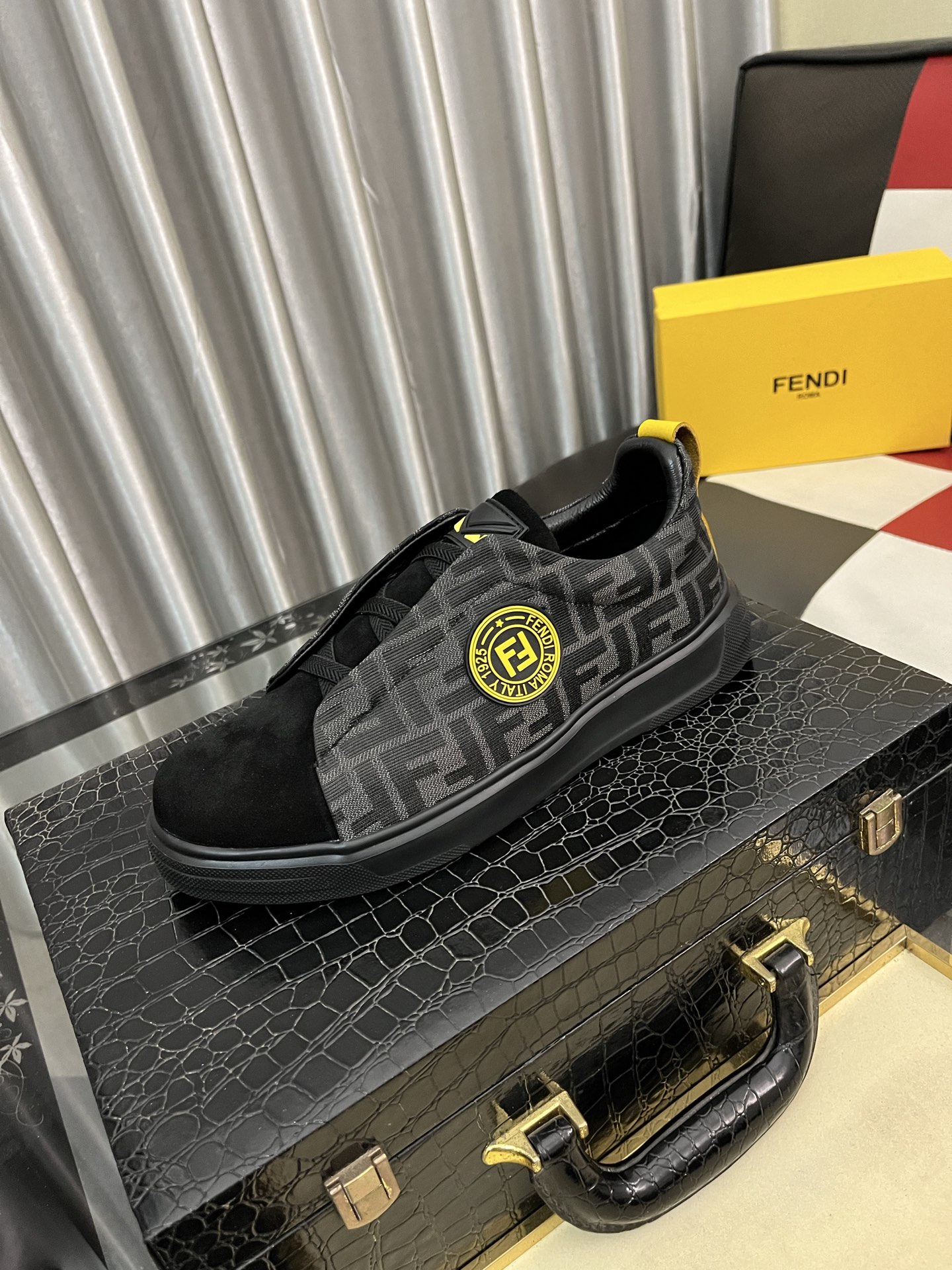 NO:680802,【FENDI】The latest high-end men’s shoes in Hong Kong!  Original quality. The upper is made of imported cowhide material and cowhide lining!  Super comfortable on the foot, original wear-resistant outsole, luxurious and fashionable, casual and versatile!  Sizes 38-442 colors available, fendi, fendi, cowhide19860909【芬迪 FENDI】最新高端男鞋香港专柜！ 原单品质 鞋面采用进口牛皮材料、牛皮内里 ！入足超舒服,原厂耐磨大底 奢华时尚 休闲百搭！尺码38-442色可选,,fendi,fendi,cowhide,Men's shoes