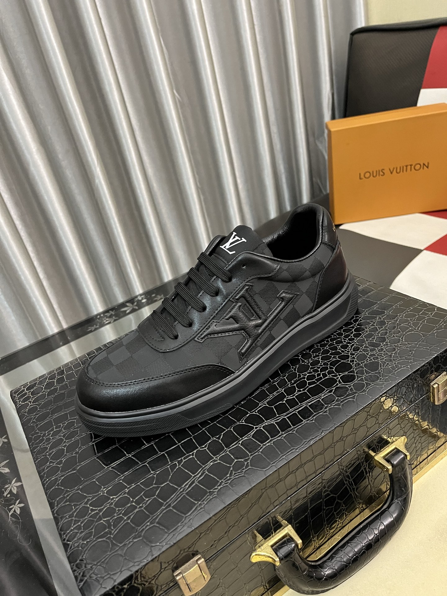 NO:680808,[LOUIS VUITTON] The same style of men's high-top casual shoes from the Louis Vuitton* official website, the same style as popular celebrities ~ best-selling at home and abroad. Lv focuses on the checkerboard series...Imported first-layer cowhide with special fabrics, full sheepskin lining, brand-specific hollow outsole, sizes 38-443 colors available, louis vuitton, louis vuitton, louis vuitton, cowhide, sheepskin19860909【LOUIS VUITTON】路易威登*官网同款男士高帮休闲鞋人气明星大咖同款～热销海内外 Lv着力大作棋盘格系列……进口头层牛皮搭配专用面料全绵羊皮里品牌专用镂空大底码数38-443色可选,,louis vuitton,louis vuitton,louis vuitton,cowhide,sheepskin,Men's shoes