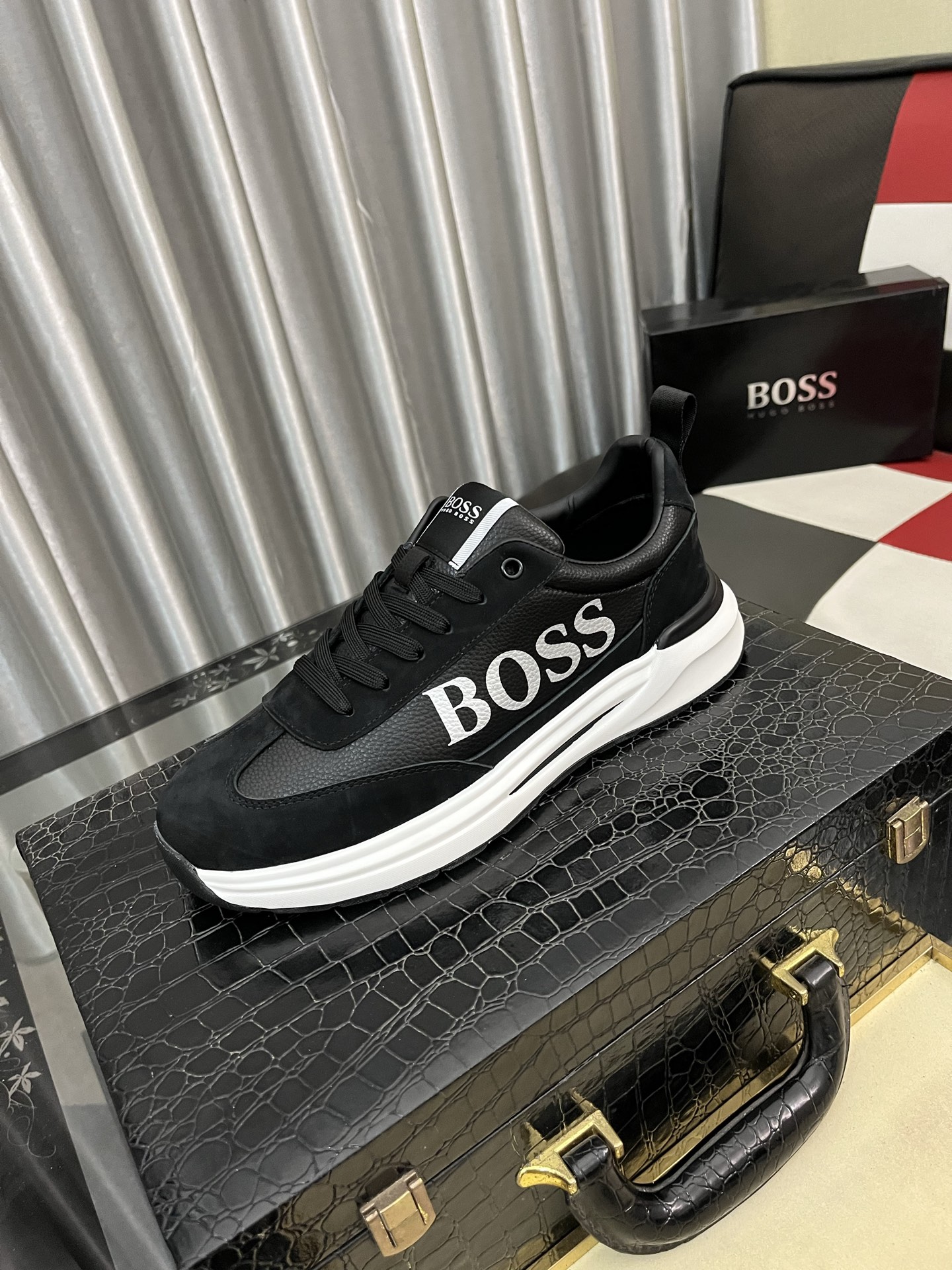 NO:680816,[BOOS] Men's casual shoes are made of original quality uppers made of imported calfskin, super breathable and comfortable, with fine workmanship and high-end atmosphere. They have a fashionable and classic shape. The foamed transparent wear-resistant outsole is comfortable to wear and worth owning. Available in sizes 38–444, cowhide19860909【BOOS】男鞋休闲鞋原单品质鞋面采用进口小牛皮,超透气舒适内里做工精细,高端大气.有时尚典范造型.发泡透明耐磨大底,穿着舒适,值得拥有.码数38–444色可选,,cowhide,Men's shoes