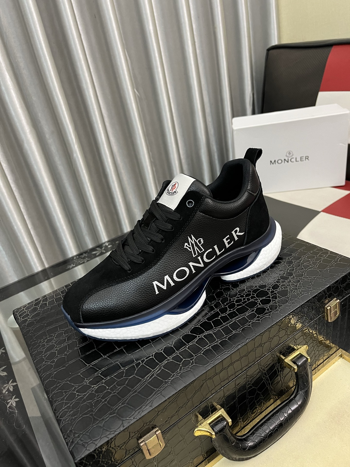 NO:680825,'Moncle *' Men's casual sneakers with imported fly weave and glue, good flexibility, strong wrinkle resistance, durable, small pieces of black, white and red embellishments. The tongue comes with a rubber logo badge. Simple and casual, calfskin lining, first-layer calfskin feet, dry, sweat-absorbent and breathable, original outsole!  Sizes 38-444 colors available, Moncler, cowhide19860909《Moncle *》蒙口男士休闲板鞋,进口飞织搭配滴胶,柔韧性能好,抗皱性强 经久耐穿,小块黑白红三色点缀 鞋舌附带橡胶logo徽章 简单随意,内里小牛皮 头层小牛皮垫脚,干爽吸汗透气 ,原版大底！码数38-444色可选,,Moncler,cowhide,Men's shoes