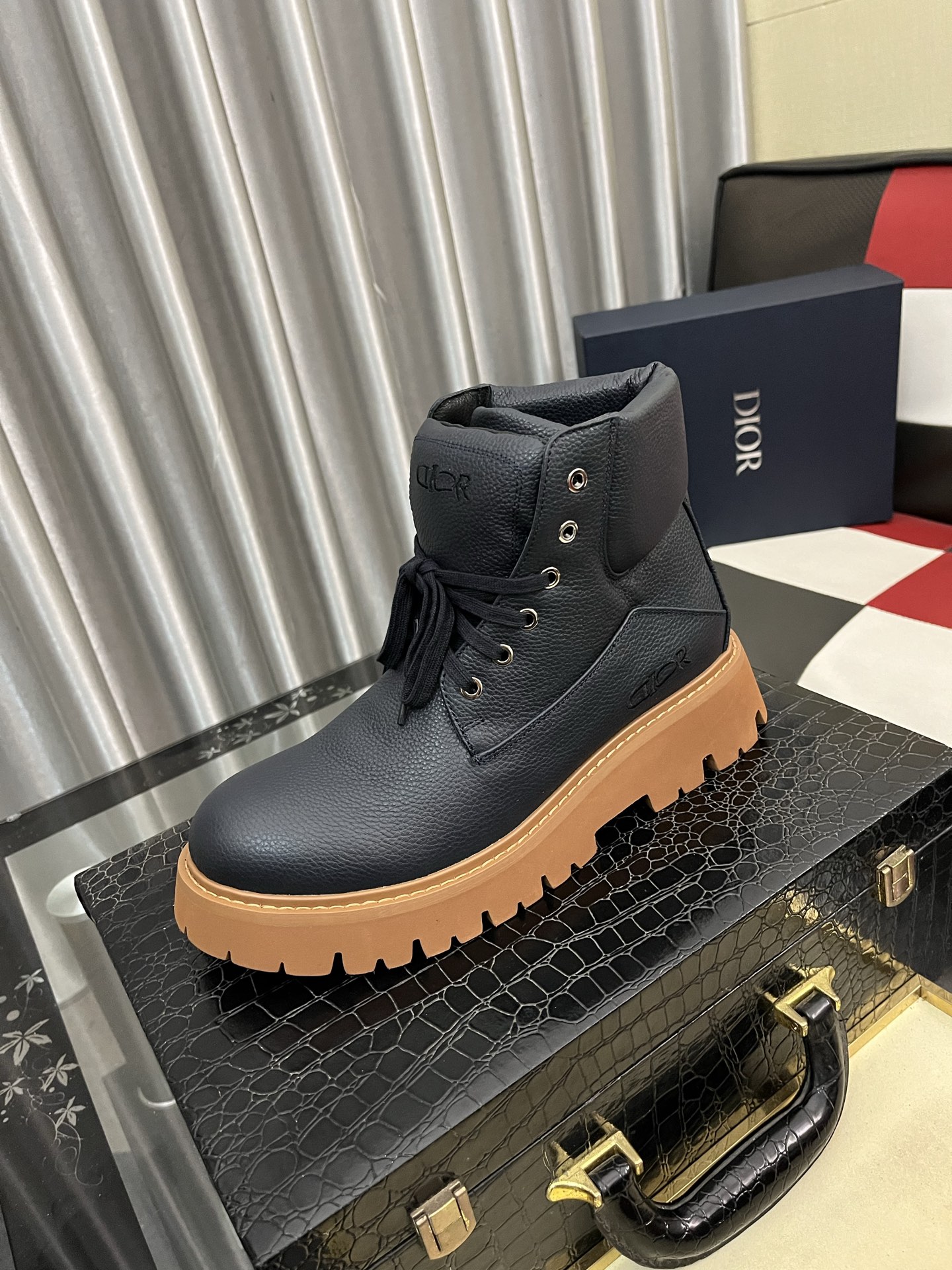 NO:680837,Dior top crafts Dior high-top boots counter synchronizes with original factory configuration, original cowhide patchwork fabric imported from Italy, breathable and comfortable imported water-dyed cowhide lining, original soles specially provided by the factory and super comfortable, original factory and single goods are of high quality, you can enter and exit the counter at will, welcome to compare counter synchronization, code number 38-44,, dior, dior, boots, cowhide19860909Dior 顶级工艺品 迪奥 高帮靴子专柜同步原厂配置,意大利进口原版牛皮拼布面料,透气舒适进口水染牛里垫,鞋底原厂特供原版底超级舒适,原厂跟单货高品质,可随意进出专柜,欢迎对比专柜同步,码数 38-44,,dior,dior,boots,cowhide,Men's shoes