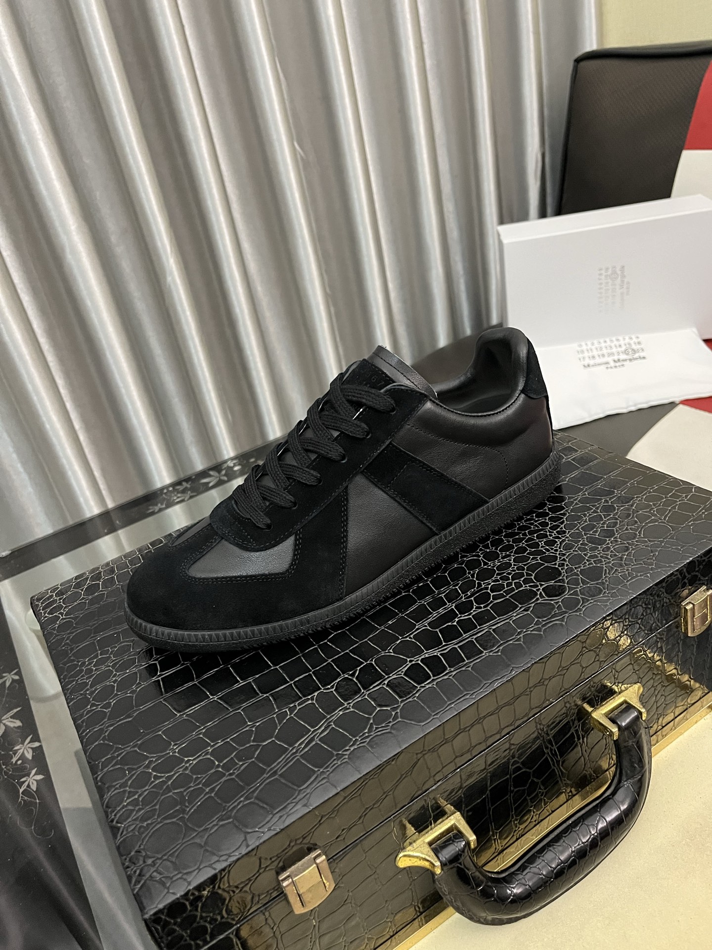 NO:689976,MM6 retro moral training shoes. This pair of replicas are moral training shoes spliced ​​with cowhide. The overall shape of the shoe is very simple and retro. It is a pair of casual shoes that are both suitable and quality. It is extremely comfortable on the feet. The upper is spliced ​​with imported cowhide suede and is lined with first-layer sheepskin!  Size38-44,,masion margiela,cowhide,sheepskin19860909MM6复古德训鞋 这双replica是牛皮拼接的德训鞋 鞋型整体特别简约复古 是一双适合和质量并存的休闲鞋 上脚巨舒服 鞋面进口牛皮翻毛皮拼接,头层羊皮里！ Size38-44,,masion margiela,cowhide,sheepskin,Men's shoes