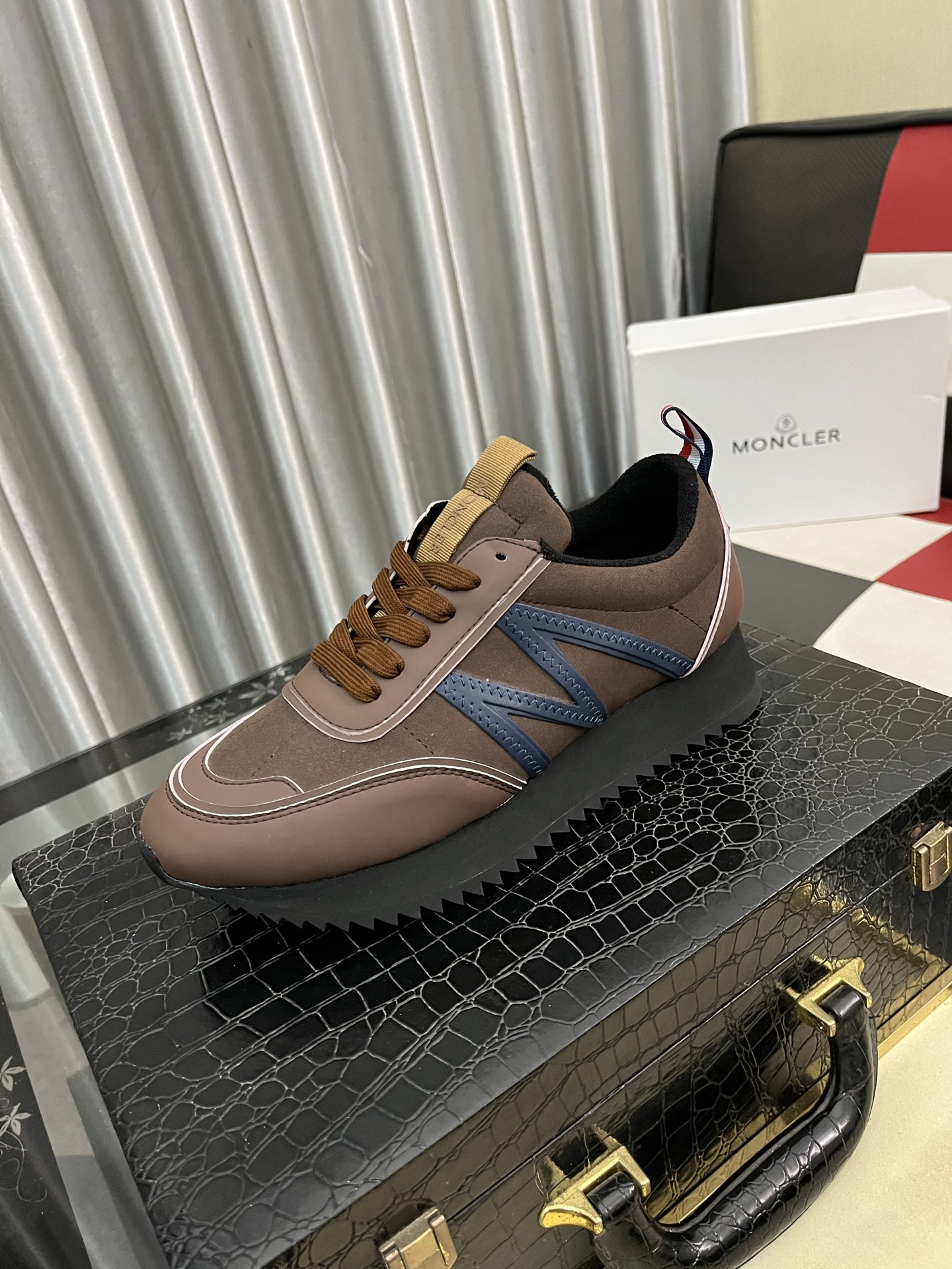 NO:689980,'Moncle *' Men's casual sneakers with imported fly weave and glue, good flexibility, strong wrinkle resistance, durable, small pieces of black, white and red embellishments. The tongue comes with a rubber logo badge. Simple and casual, calfskin lining, first-layer calfskin feet, dry, sweat-absorbent and breathable, original outsole!  Size 36-46,,Moncler,cowhide19860909《Moncle *》蒙口男士休闲板鞋,进口飞织搭配滴胶,柔韧性能好,抗皱性强 经久耐穿,小块黑白红三色点缀 鞋舌附带橡胶logo徽章 简单随意,内里小牛皮 头层小牛皮垫脚,干爽吸汗透气 ,原版大底！码数36-46,,Moncler,cowhide,Men's shoes