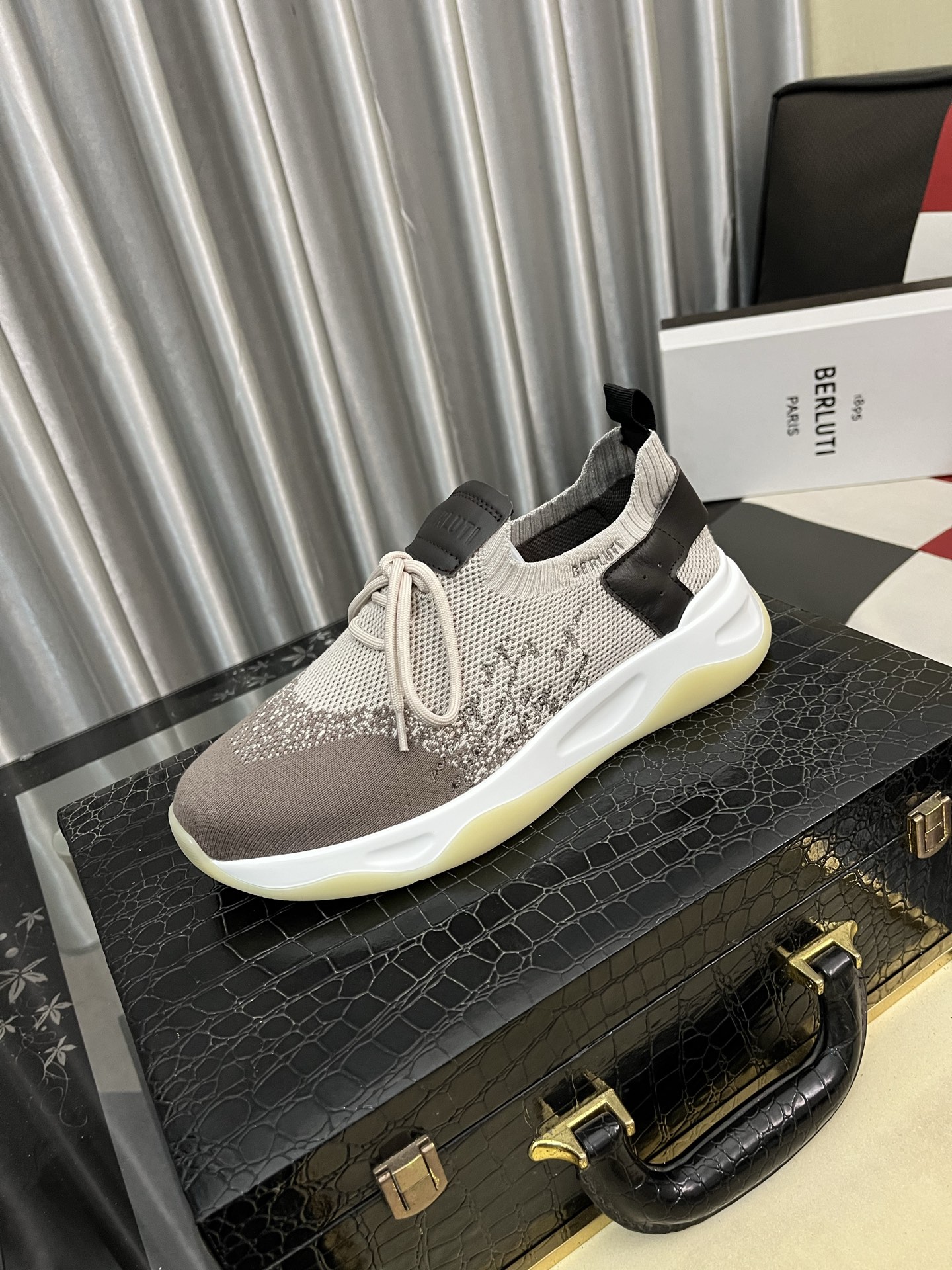 NO:689983,Berlui/Bruti Bruti hand polished casual shoes, imported special cowhide surface polishing effect, with genuine leather laser engraving pattern, showing luxurious craftsmanship. Special molded rubber outsole with cowhide lining, dedicated for laser branding on the upper. Plain toe style design, simple yet elegant. 1895 logo badge details on the tongue. Size38-46,,cowhide19860909Berlui/布鲁缇布鲁提手工擦色休闲鞋,进口专用牛皮面擦色效果,配合真皮镭射雕刻图案 尽显奢华工艺 牛皮内里专用模具橡胶大底 鞋面雷射品牌专用 素面鞋头风格设计 简约不失气质 鞋舌1895logo徽章细节  Size38-46,,cowhide,Men's shoes