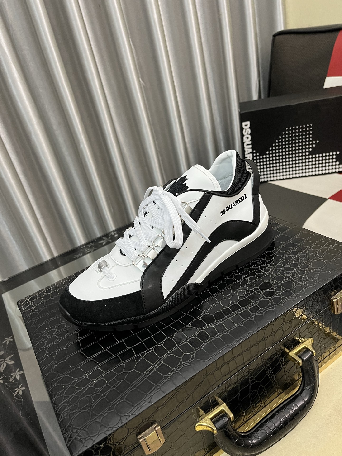 NO:689986,[D2～] Men's casual shoes are on sale simultaneously in 2025z cabinets. Size: 38-44 # 1 color. The upper is made of multi-material spliced ​​genuine leather lining, which is comfortable and breathable. The original sole is comfortable and wear-resistant. The real thing is better when photographed in person.19860909【D2～】男士休闲鞋 2025z柜同步发售 码数:38-44 # 1个颜色鞋面选用多材质拼接真皮内里,舒适透气,鞋底原版舒适耐磨大底,实物拍摄实物更赞,,Men's shoes