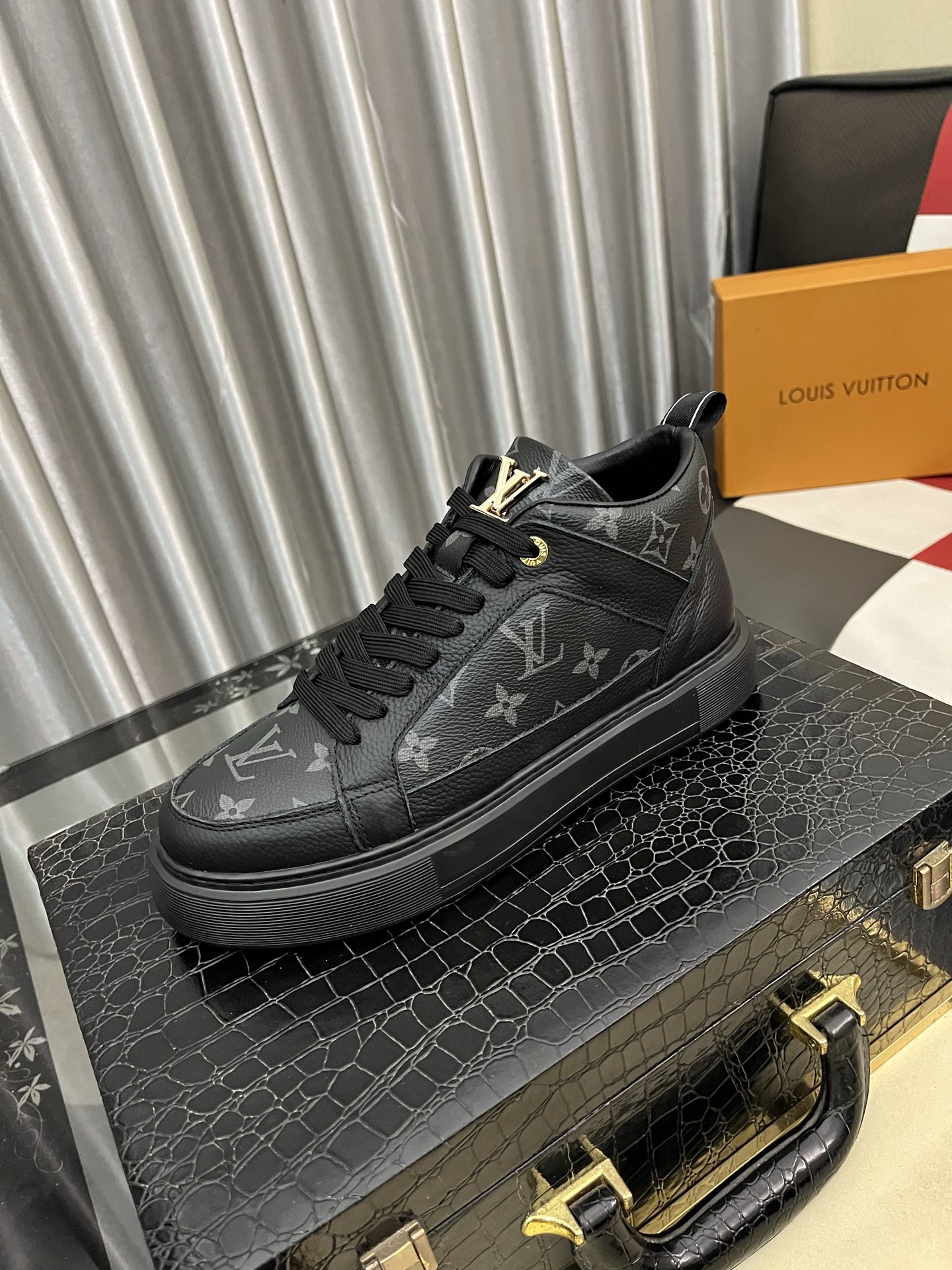 NO:690089,[LOUIS VUITTON] Louis Vuitton*'s official website has the same style of men's high-top casual shoes as popular celebrities ~ best-selling at home and abroad. Lv focuses on the checkerboard series...Imported first-layer cowhide with special fabrics, full sheepskin lining, brand-specific hollow outsole, code number 38-44,,louis vuitton,louis vuitton,louis vuitton,cowhide,sheepskin19860909【LOUIS VUITTON】路易威登*官网同款男士高帮休闲鞋人气明星大咖同款～热销海内外 Lv着力大作棋盘格系列……进口头层牛皮搭配专用面料全绵羊皮里品牌专用镂空大底,码数38-44,,louis vuitton,louis vuitton,louis vuitton,cowhide,sheepskin,Men's shoes