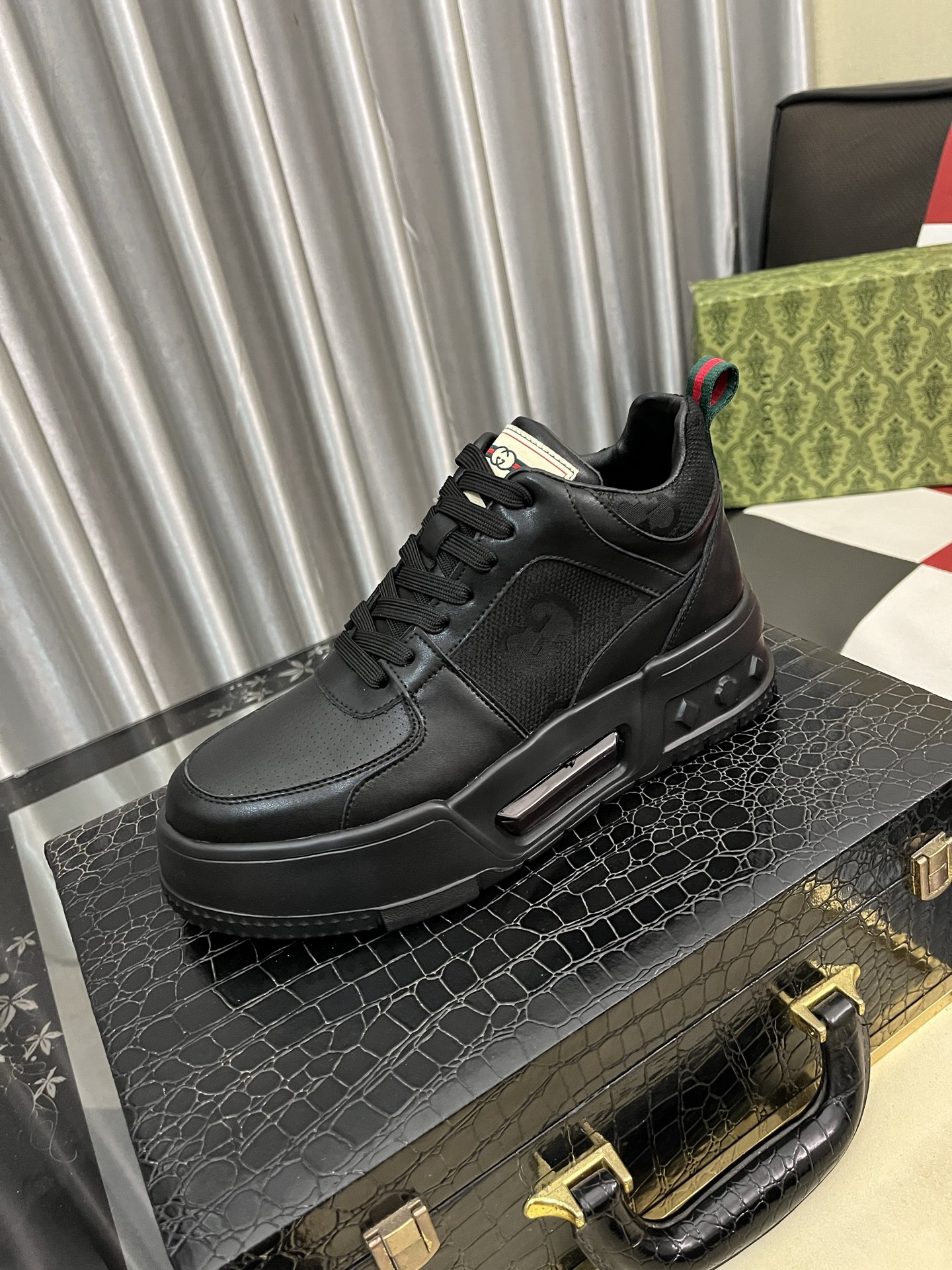 NO:690092,Gucci's new thick-soled casual shoes, uppers imported from Italy, first-layer cowhide material. Fully imported genuine leather lining, completely 1:1 replica, original soles specially provided by the original factory, exclusive movable molded soles super comfortable, original factory single goods, high quality, can be entered and exited the counter at will, welcome to compare. Code number: 38-443 colors available,,cowhide19860909古奇新款厚底休闲鞋,鞋面意大利进口头层牛皮料.全进口真皮内里,完全1比1复刻,鞋底原厂特供原版底,独家活动成型底超级舒适,原厂跟单货,高品质,可随意进出专柜,欢迎对比.码数:38-443色可选,,cowhide,Men's shoes