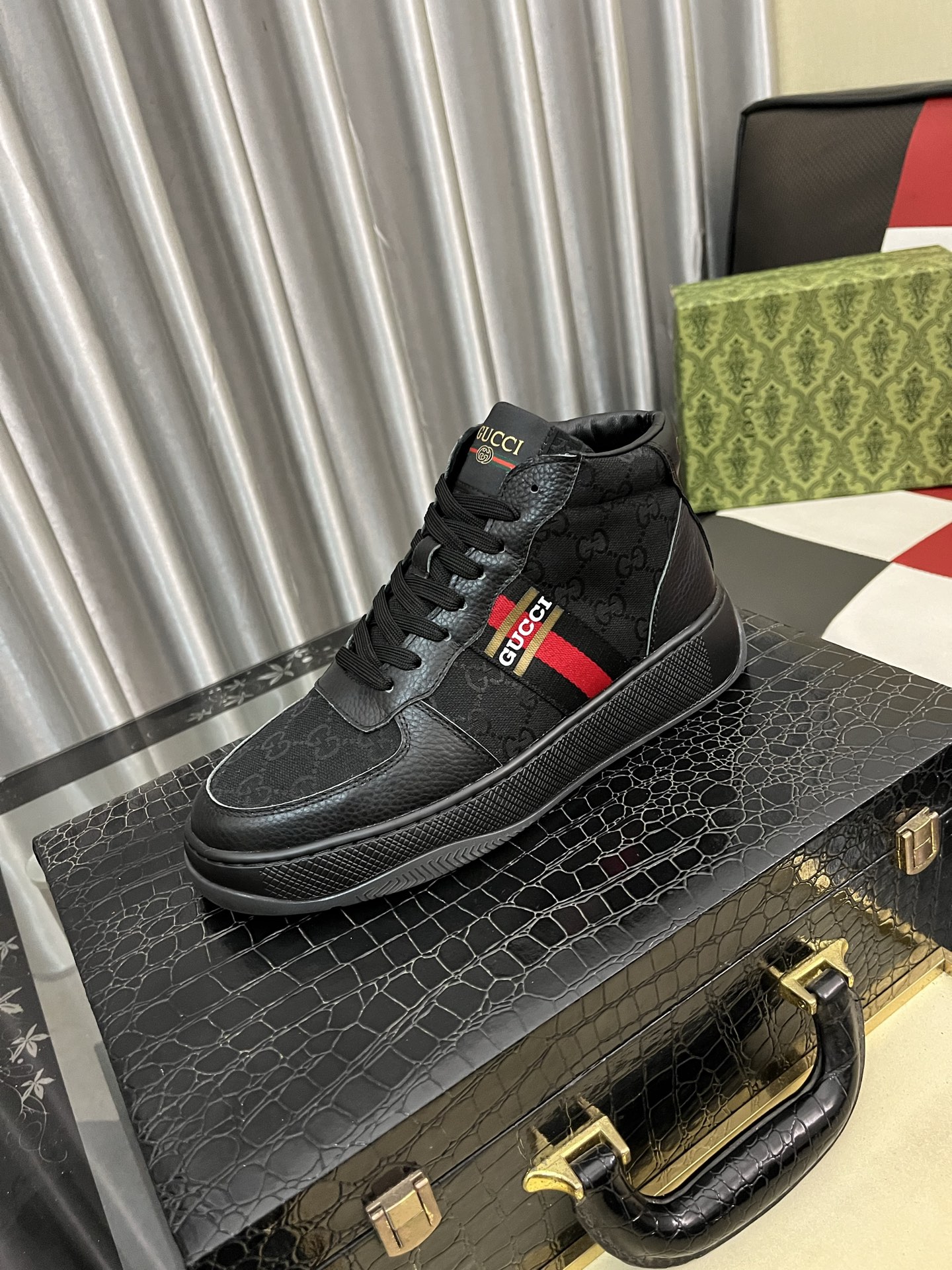 NO:690095,Gucci's new thick-soled casual shoes, uppers imported from Italy, first-layer cowhide material. Fully imported genuine leather lining, completely 1:1 replica, original soles specially provided by the original factory, exclusive movable molded soles super comfortable, original factory single goods, high quality, can be entered and exited the counter at will, welcome to compare. Code number: 38-444 colors available,,cowhide19860909古奇新款厚底休闲鞋,鞋面意大利进口头层牛皮料.全进口真皮内里,完全1比1复刻,鞋底原厂特供原版底,独家活动成型底超级舒适,原厂跟单货,高品质,可随意进出专柜,欢迎对比.码数:38-444色可选,,cowhide,Men's shoes