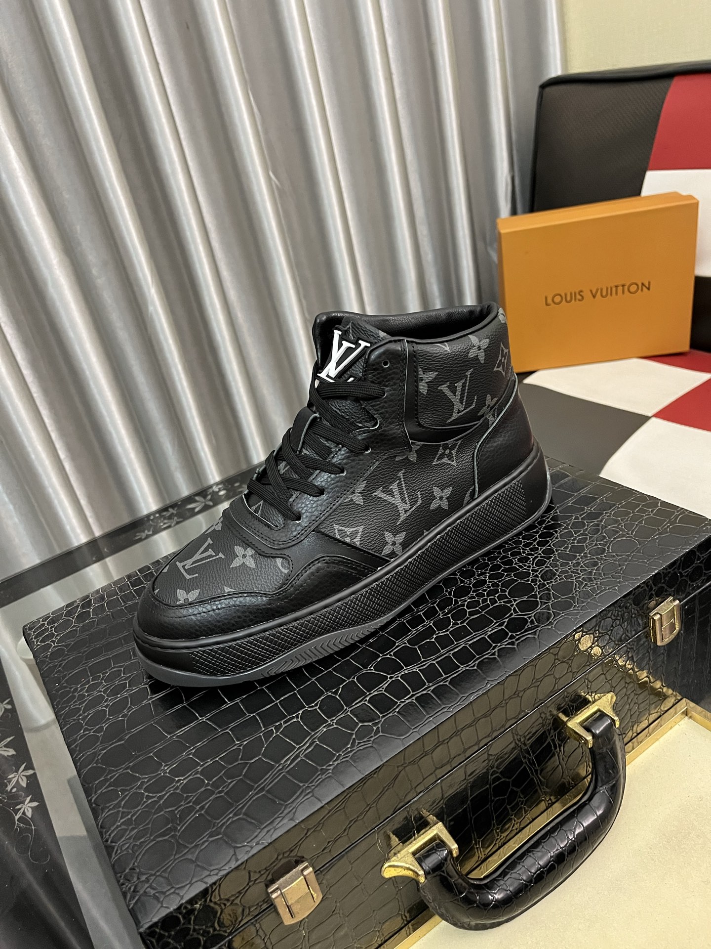 NO:690099,[LOUIS VUITTON] Louis Vuitton*'s official website has the same style of men's high-top casual shoes as popular celebrities ~ best-selling at home and abroad. Louis focuses on the checkerboard series...Imported first-layer cowhide with special fabrics and 100% cotton, code size 38-443 colors available, louis vuitton, louis vuitton, louis vuitton, cowhide19860909【LOUIS VUITTON】路易威登*官网同款男士高帮休闲鞋人气明星大咖同款～热销海内外 Lv着力大作棋盘格系列……进口头层牛皮搭配专用面料全绵,码数38-443色可选,,louis vuitton,louis vuitton,louis vuitton,cowhide,Men's shoes