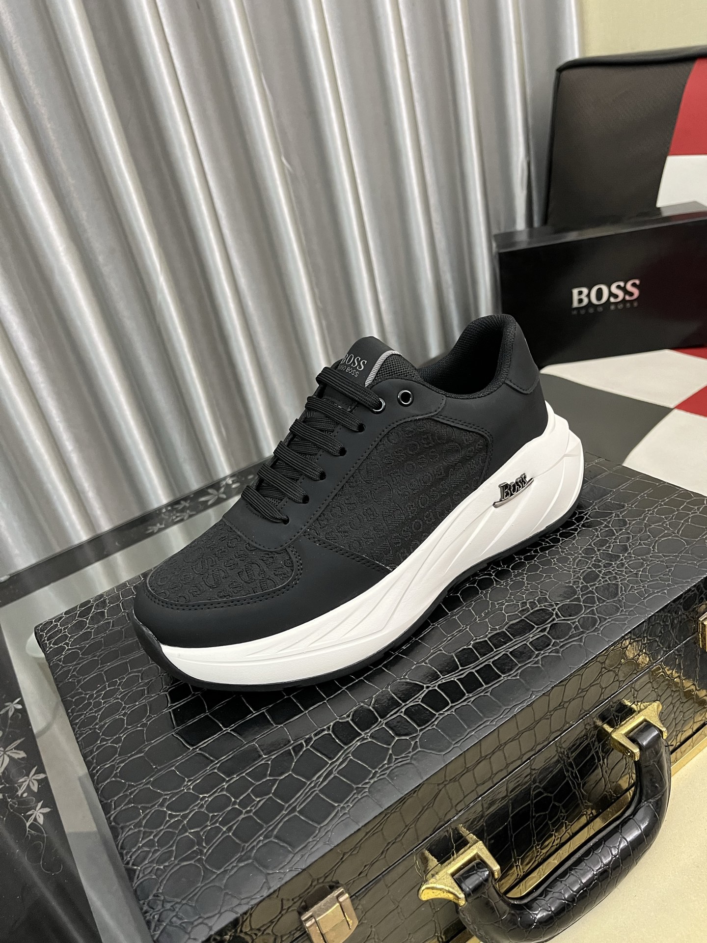 NO:690152,[BOOS] Men's casual shoes are made of imported calfskin uppers, ultra-breathable and comfortable, fine workmanship and high-end atmosphere. They have a fashionable model shape. The foamed transparent wear-resistant outsole is comfortable to wear and worth owning. Available in 38-443 colors, cowhide19860909【BOOS】男鞋休闲鞋原单品质鞋面采用进口小牛皮,超透气舒适内里做工精细,高端大气.有时尚典范造型.发泡透明耐磨大底,穿着舒适,值得拥有.码数38–443色可选,,cowhide,Men's shoes