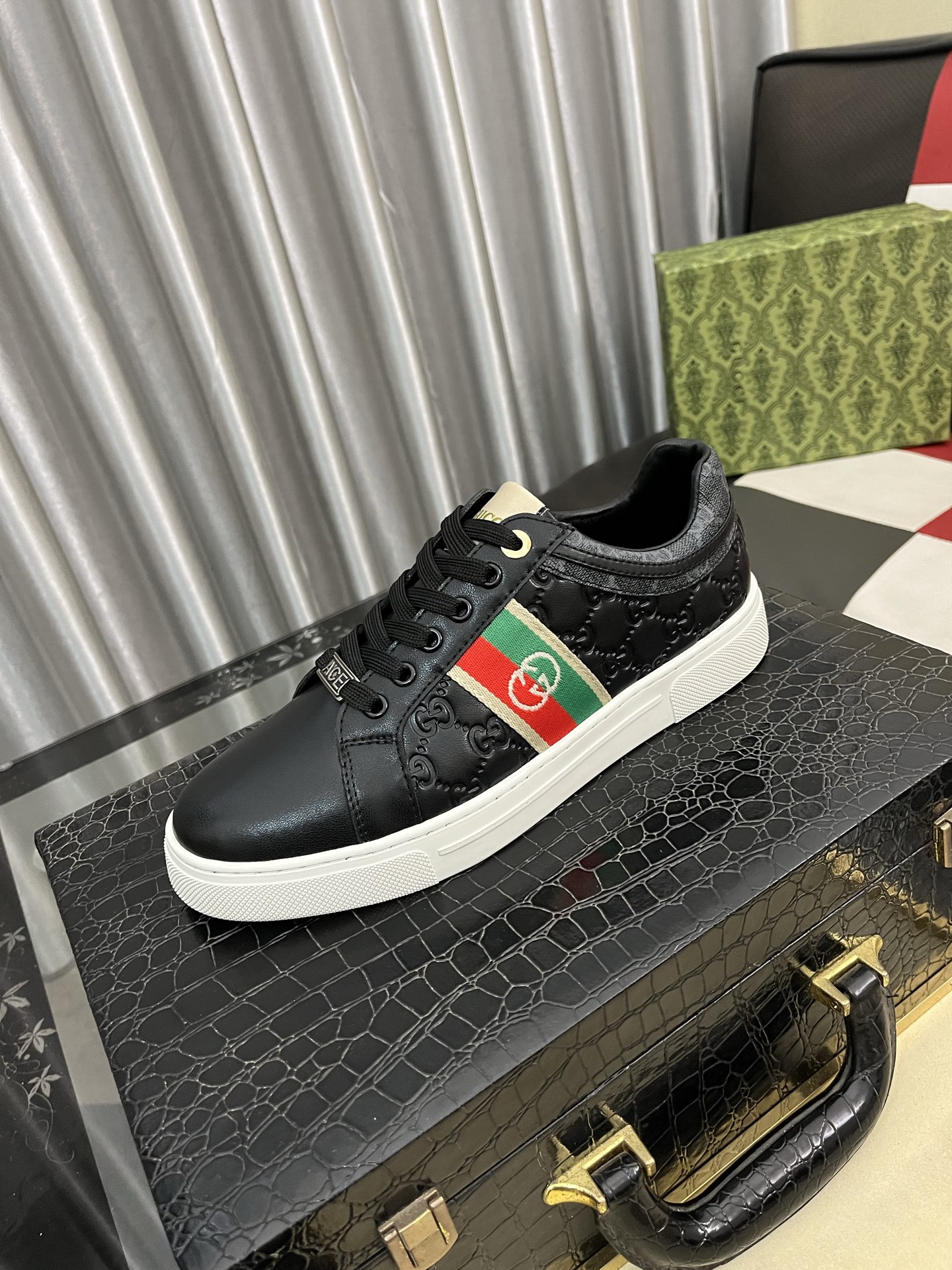 NO:690210,Gucci's new thick-soled casual shoes, uppers are made of Italian imported first-layer cowhide. Fully imported genuine leather lining, completely 1:1 replica, original soles are specially provided by the original factory, exclusive molded soles are super comfortable, original factory single goods, high quality, can be entered and exited at the counter at will, welcome to compare. Code number: 38-442 colors available,,cowhide19860909古奇新款厚底休闲鞋,鞋面意大利进口头层牛皮料.全进口真皮内里,完全1比1复刻,鞋底原厂特供原版底,独家活动成型底超级舒适,原厂跟单货,高品质,可随意进出专柜,欢迎对比.码数:38-442色可选,,cowhide,Men's shoes
