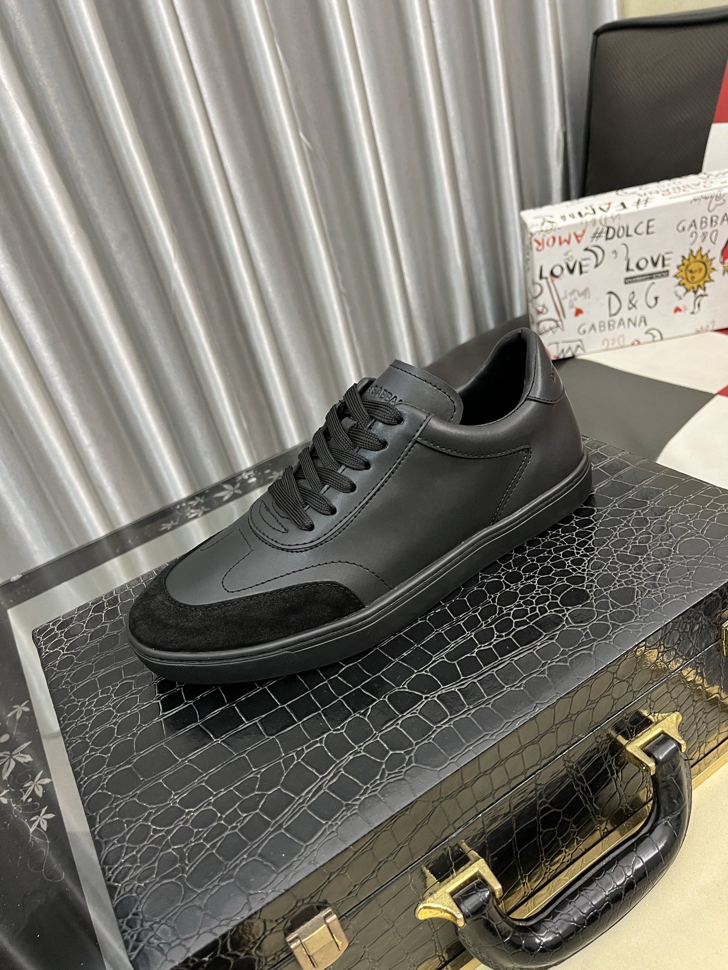 NO:690356,DG-Dolce & Gabbana)'s latest popular casual shoes, the tongue has the brand's iconic details, and the combination of silk cowhide and cow suede enhances the style. Fashionable and versatile, it can add luster to various looks. It creates a unique dynamic and modern exquisite design, showing a modern and elegant style. Size38-46,,Dolce&Gabbana,cowhide19860909DG-杜嘉班纳）最新爆款休闲鞋,鞋舌带有品牌标志性细节,丝绸牛皮与牛反绒相结合提升格调.时尚百搭,可为各式造型增光添彩.塑造独具动感活力与摩登气息的精致设计,尽显现代优雅格调. Size38-46,,Dolce&Gabbana,cowhide,Men's shoes