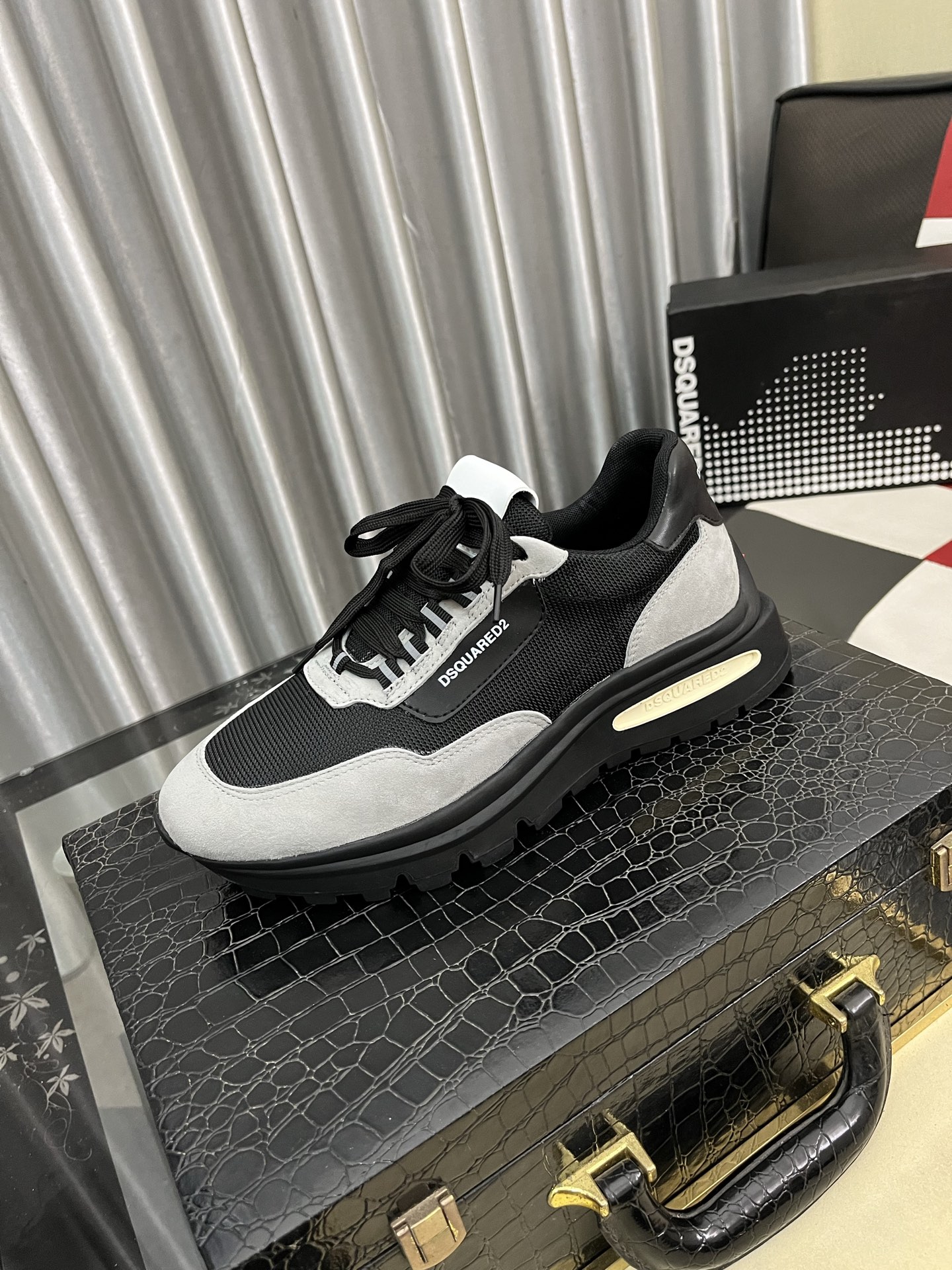 NO:690358,[D2～] Men's casual shoes are on sale simultaneously in 2025z cabinets. Size: 38-44 # 1 color. The upper is made of multi-material spliced ​​genuine leather lining, which is comfortable and breathable. The original sole is comfortable and wear-resistant. The real thing is better when photographed in person.19860909【D2～】男士休闲鞋 2025z柜同步发售 码数:38-44 # 1个颜色鞋面选用多材质拼接真皮内里,舒适透气,鞋底原版舒适耐磨大底,实物拍摄实物更赞,,Men's shoes