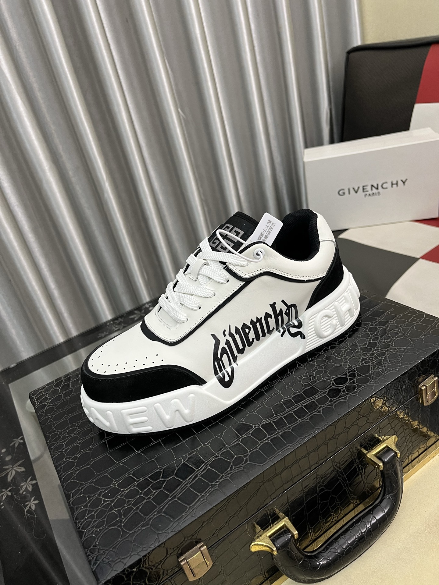 NO:690357,Givench*.Givenchy men's thick-soled casual shoes are made of imported calfskin, color-blocking design, brand logo decoration on the tongue, and three-dimensional composite stitching!  Calfskin lining for high comfort!  Size38-444 colors available,,givenchy,givenchy,cowhide19860909Givench*.纪梵希男士厚底休闲鞋,采用进口小牛皮打造,拼色设计,鞋舌品牌logo装饰,立体复合式拼接缝合！内里小牛皮 舒适度高！ Size38-444色可选,,givenchy,givenchy,cowhide,Men's shoes