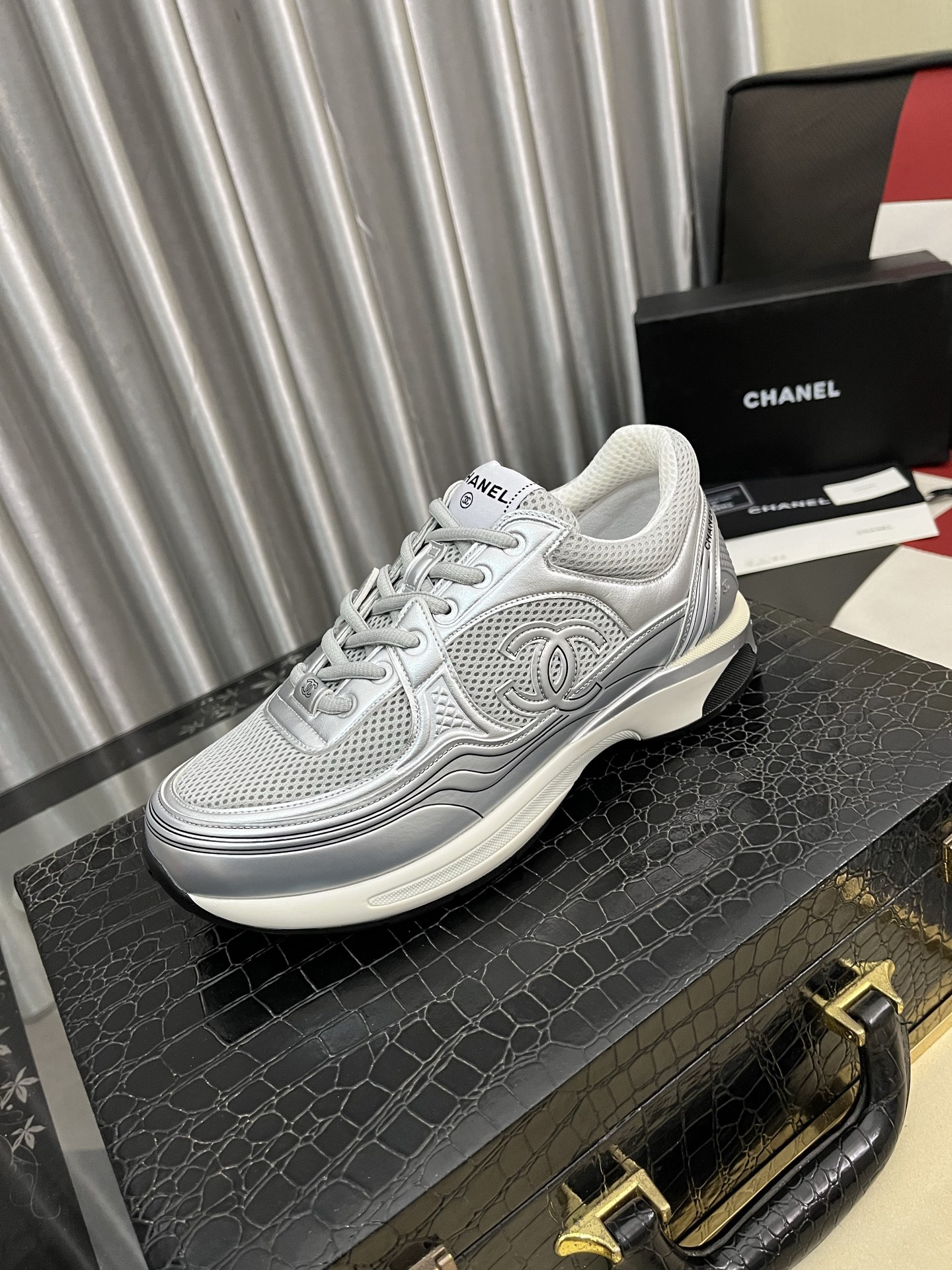 NO:690359,:Chanel Chanel 2025C new rhombus sports shoes. Ultra-light and comfortable casual shoes. Black and white cowhide models. Versatile white shoes. You can’t go wrong with the style. Cow suede down cloth with contrasting colors. Fresh and energetic. The logo embossed on the side is very delicate on the feet. Original customized material for the upper. Original outsole. Upper cow suede down cloth/black and white full cowhide. Sheepskin lining. Open-molded TPU outsole. Size:  35-44,,chanel,chanel,sneakers,down jacket,cowhide,sheepskin19860909:Chanel 香奈儿2025C新款菱格运动鞋 超轻便舒适的一款休闲鞋 黑色白色牛皮款 百搭小白鞋 款式搭配不会出错 牛反绒羽绒布撞色搭配 清新且活力满满 侧面压印logo 上脚很秀气 鞋面原版定制材料 原版大底 鞋面牛反绒羽绒布/黑色白色全牛皮 内里羊皮 鞋底开模TPU大底 Size: 35-44,,chanel,chanel,sneakers,down jacket,cowhide,sheepskin,Men's shoes