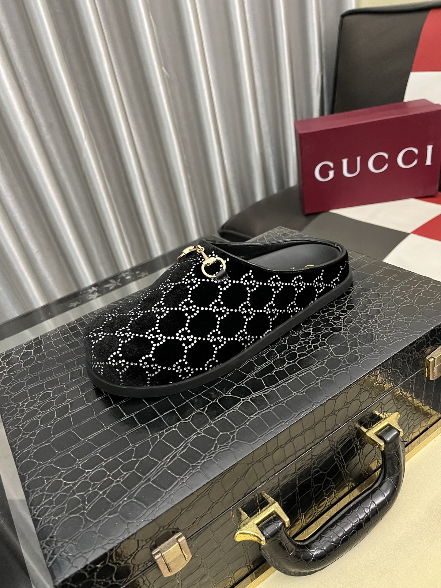 NO:704575,[Gucci] 2025 new season half-slipper men's shoes, fabric imported from Italy, first-layer frosted cowhide and sheepskin lining, original hardware buckle, original combination wear-resistant outsole, real shot, very comfortable on the foot, 4 colors available in sizes 38-44,, gucci, cowhide, sheepskin19860909【Gucci 古奇】2025四季新款半拖男鞋,面料意大利进口头层磨砂牛皮羊皮内里,原版五金扣 原版组合耐磨大底 实物拍摄 上脚十分舒适 38-44码4色可选,,gucci,cowhide,sheepskin,Men's shoes