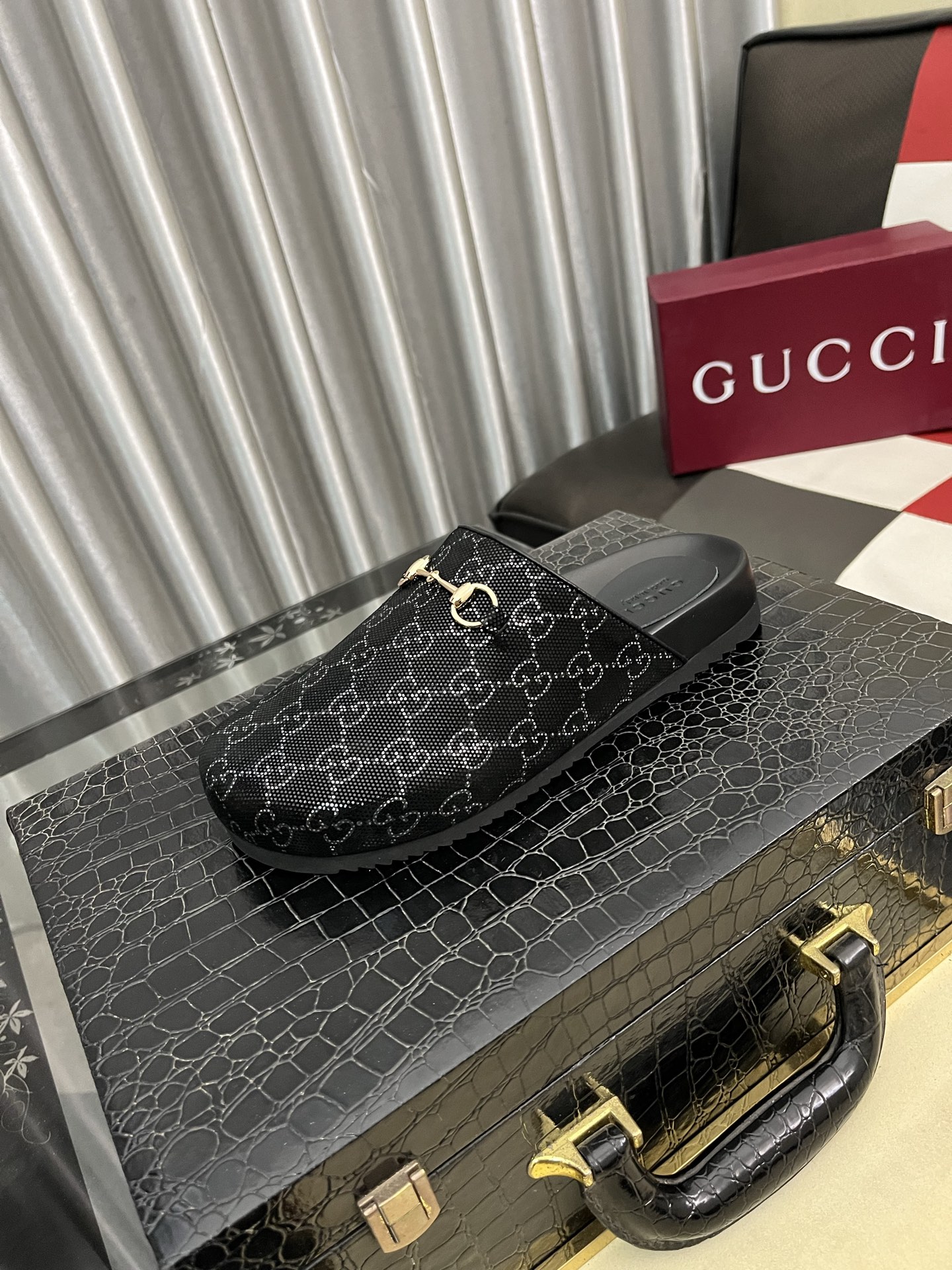 NO:704577,[Gucci] 2025 new semi-slipper men's shoes for all seasons, fabric imported from Italy, first-layer frosted cowhide and sheepskin lining, original hardware buckle, original combination wear-resistant outsole, real shot, very comfortable on the foot, size 38-44,,gucci,cowhide,sheepskin19860909【Gucci 古奇】2025四季新款半拖男鞋,面料意大利进口头层磨砂牛皮羊皮内里,原版五金扣 原版组合耐磨大底 实物拍摄 上脚十分舒适 38-44码,,gucci,cowhide,sheepskin,Men's shoes