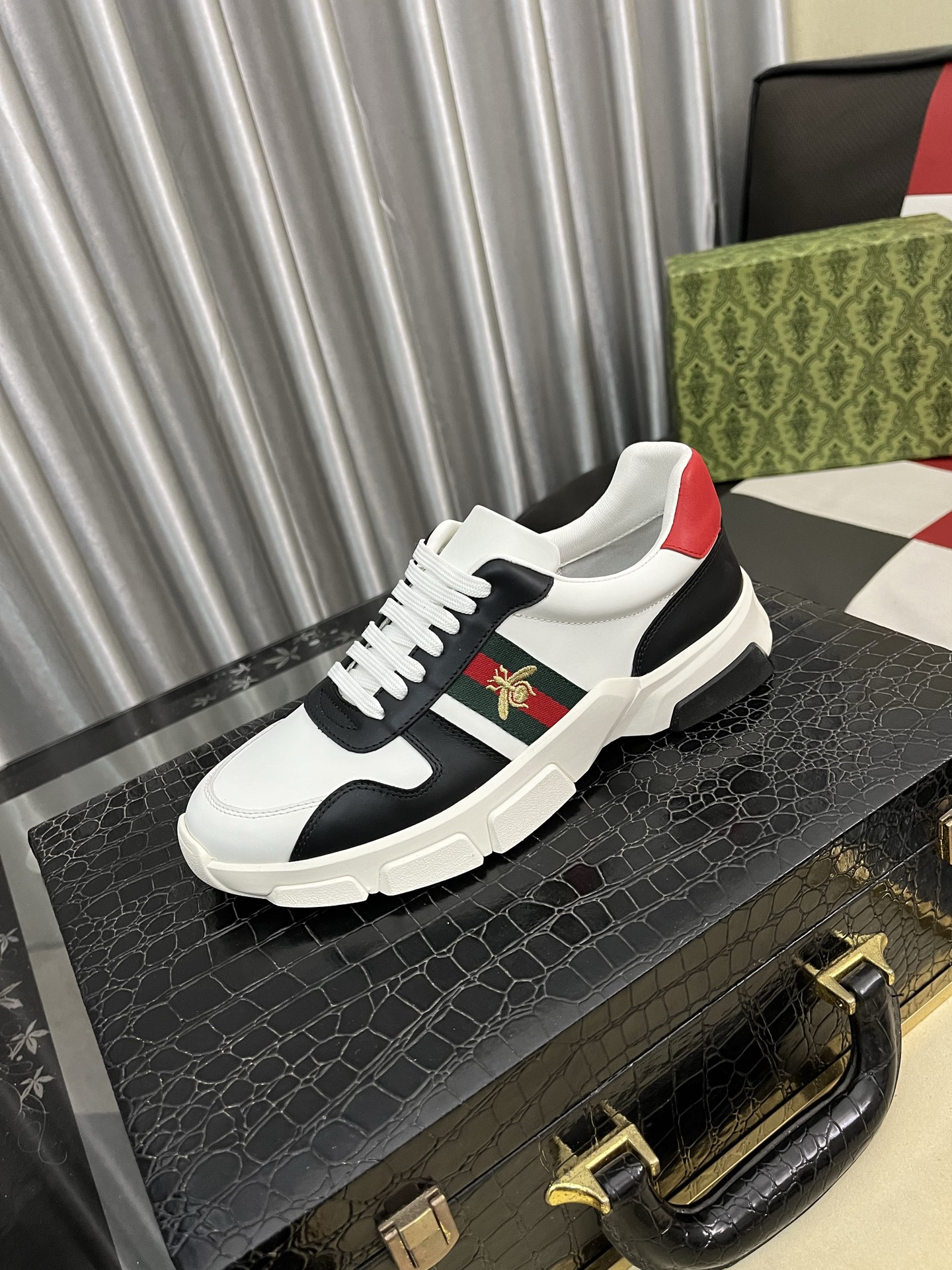 NO:704675,[Gucci] The latest casual men's shoes, welcome to 1:1 comparison, the most popular Hong Kong counter casual shoes, counter quality, support inspection, high-quality workmanship, the upper is imported from Italy, breathable sheepskin lining, original fashionable sports outsole, casual fashion, high-end quality, size 38-44,,cowhide,sheepskin19860909【古奇】最新休闲男鞋,欢迎1:1对比,爆单款香港专柜休闲鞋,专柜品质,支持验货,优质做工,鞋面采用意大利进口胎牛皮 透气羊皮内里,原版时尚运动大底 ,休闲时尚,高端品质,码数38-44,,cowhide,sheepskin,Men's shoes