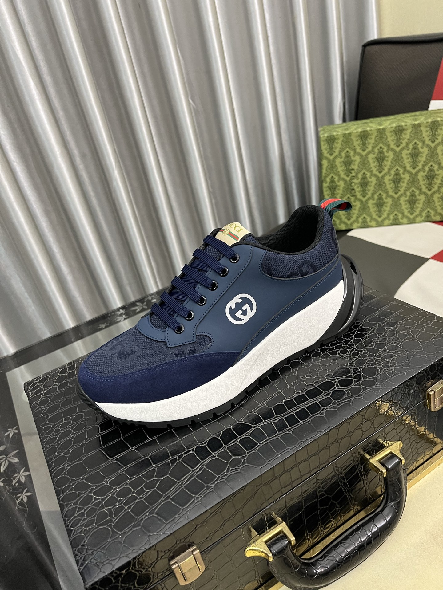 NO:704678,[Gucci] The latest casual men's shoes, welcome to 1:1 comparison, a popular Hong Kong counter casual shoe, counter quality, support inspection, high-quality workmanship, uppers made of Italian imported calfskin, breathable sheepskin lining, original fashionable sports outsole, casual fashion, high-end quality, size 38-44, 3 colors available,,cowhide,sheepskin19860909【古奇】最新休闲男鞋,欢迎1:1对比,爆单款香港专柜休闲鞋,专柜品质,支持验货,优质做工,鞋面采用意大利进口胎牛皮 透气羊皮内里,原版时尚运动大底 ,休闲时尚,高端品质,码数38-44 3色可选,,cowhide,sheepskin,Men's shoes