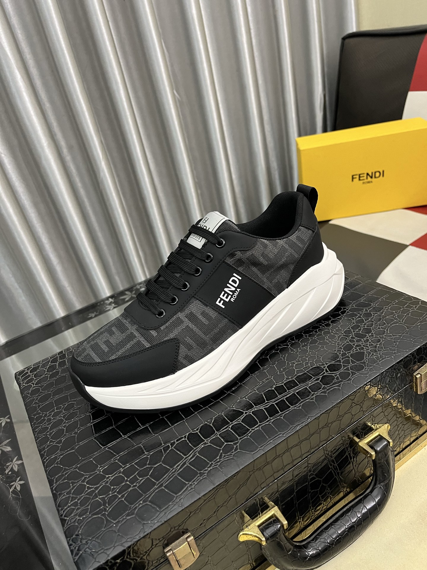 NO:704681,【Fendi】Fendi's latest casual shoes for men!  Available at counters simultaneously!  A one-to-one replica of the original. Made entirely of imported first-layer calfskin, with first-layer water-dyed cowhide inside. The original factory provides a rubber outsole. Leading a new fashion concept. Available in 38-442 colors, fendi, fendi, and cowhide.19860909【Fendi】芬迪 男士最新款休闲鞋！专柜同步上市！原版一比一复刻.全进口头层小牛皮制面,内里采用头层水染牛皮,原版原厂特供橡胶大底.引领时尚新概念.配码38-442色可选,,fendi,fendi,cowhide,Men's shoes