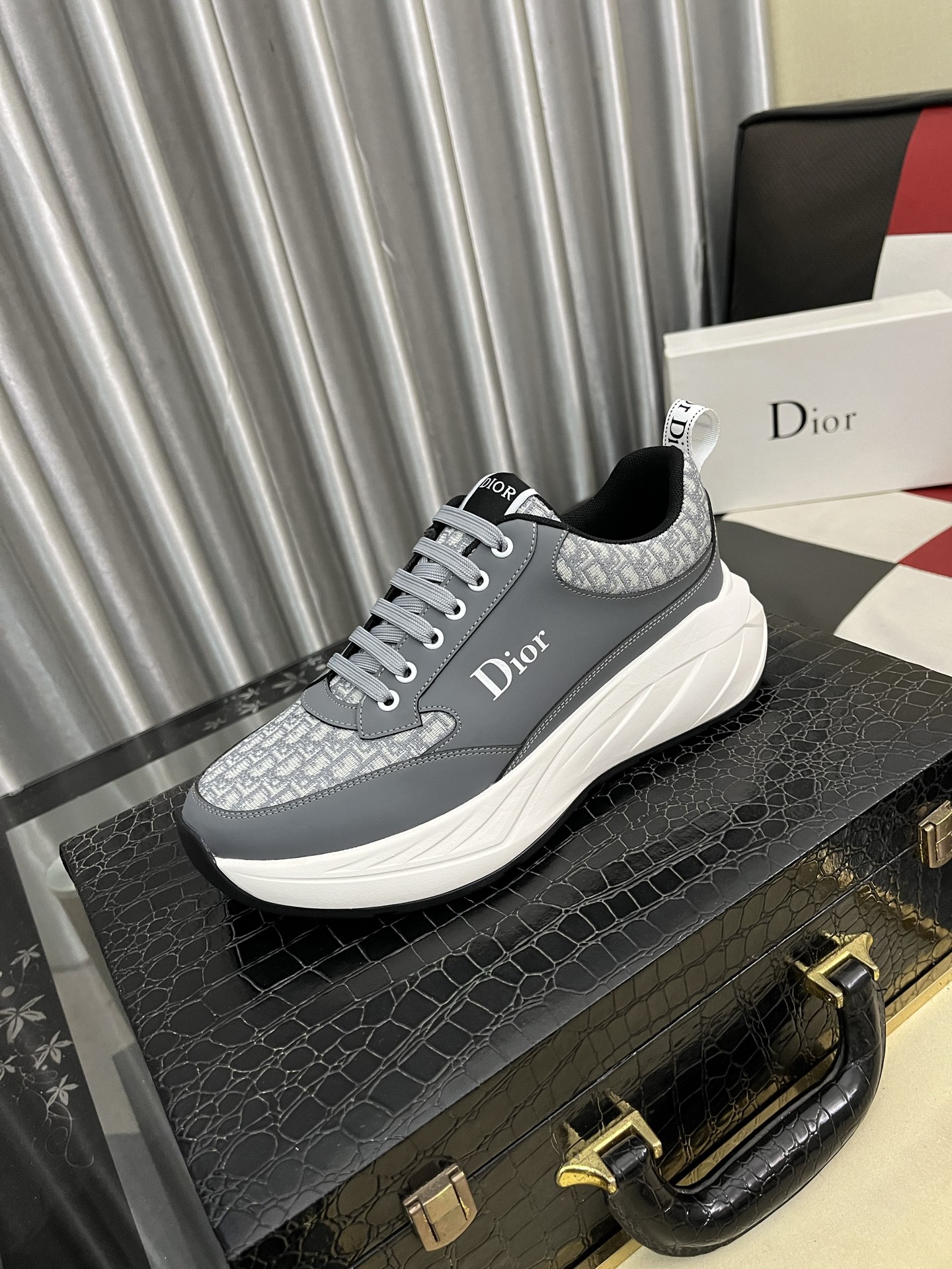 出厂价：300⌚️⌚️【Dior】迪奥新款男士真皮休闲鞋，市面最高版本 、欢迎任意对比🆚！原版皮料质感极佳，超上档次！意大利进口胎羊网内里，可拆式垫！奢华用料、精细做工，极力推荐入手！码数：38-443️⃣色可选