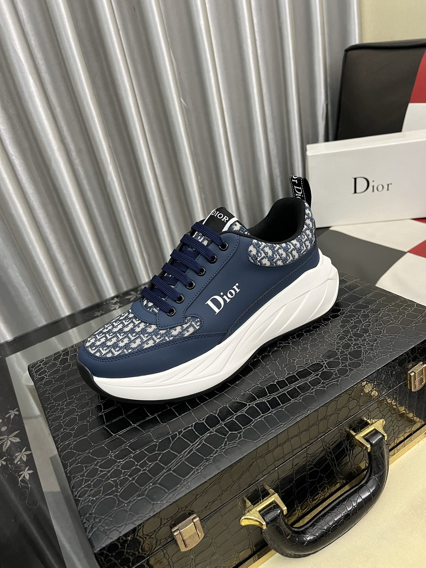 出厂价：300⌚️⌚️【Dior】迪奥新款男士真皮休闲鞋，市面最高版本 、欢迎任意对比🆚！原版皮料质感极佳，超上档次！意大利进口胎羊网内里，可拆式垫！奢华用料、精细做工，极力推荐入手！码数：38-443️⃣色可选